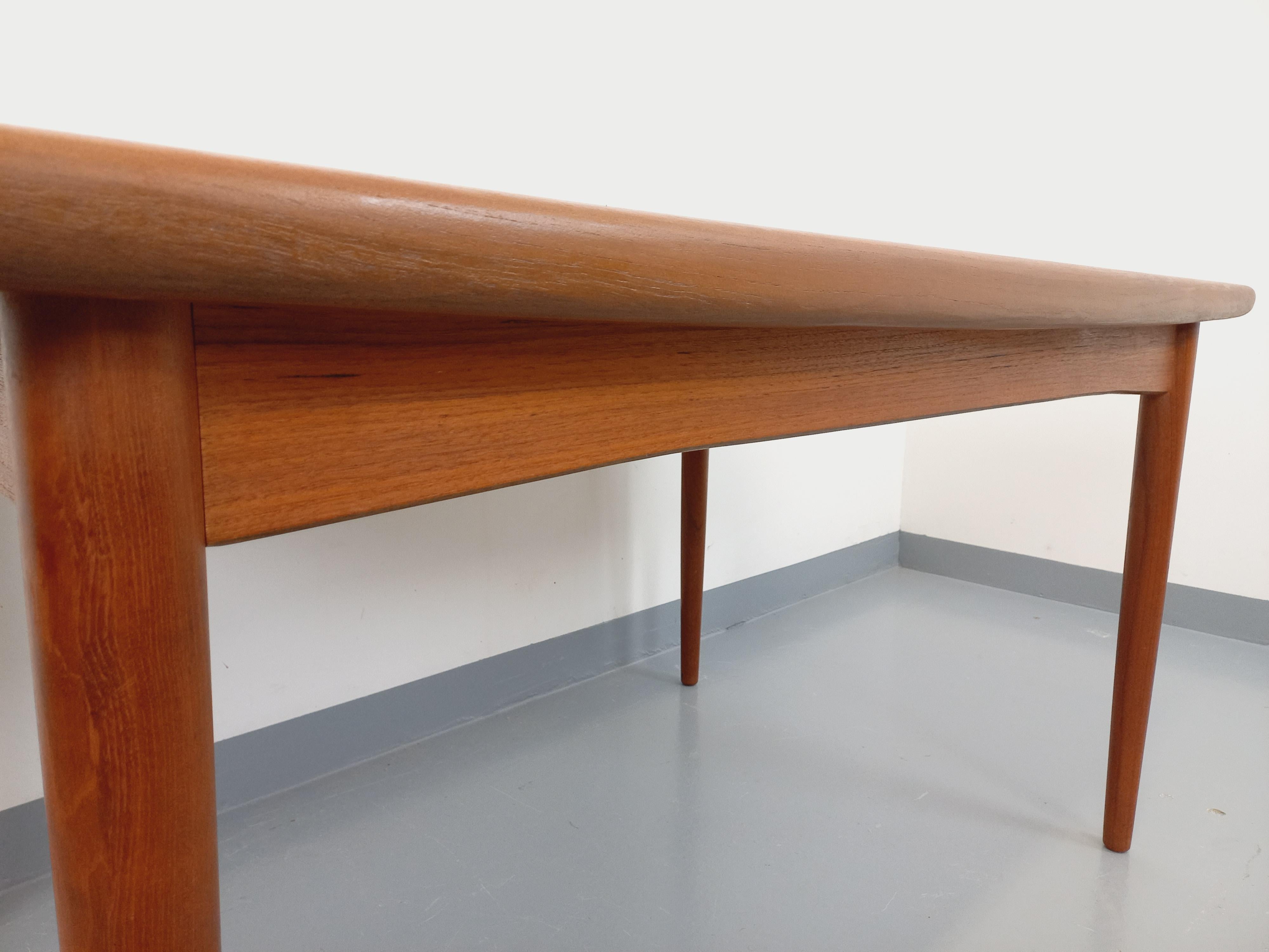Table à manger scandinave rectangulaire vintage Dyrlund des années 60 en teck For Sale 3