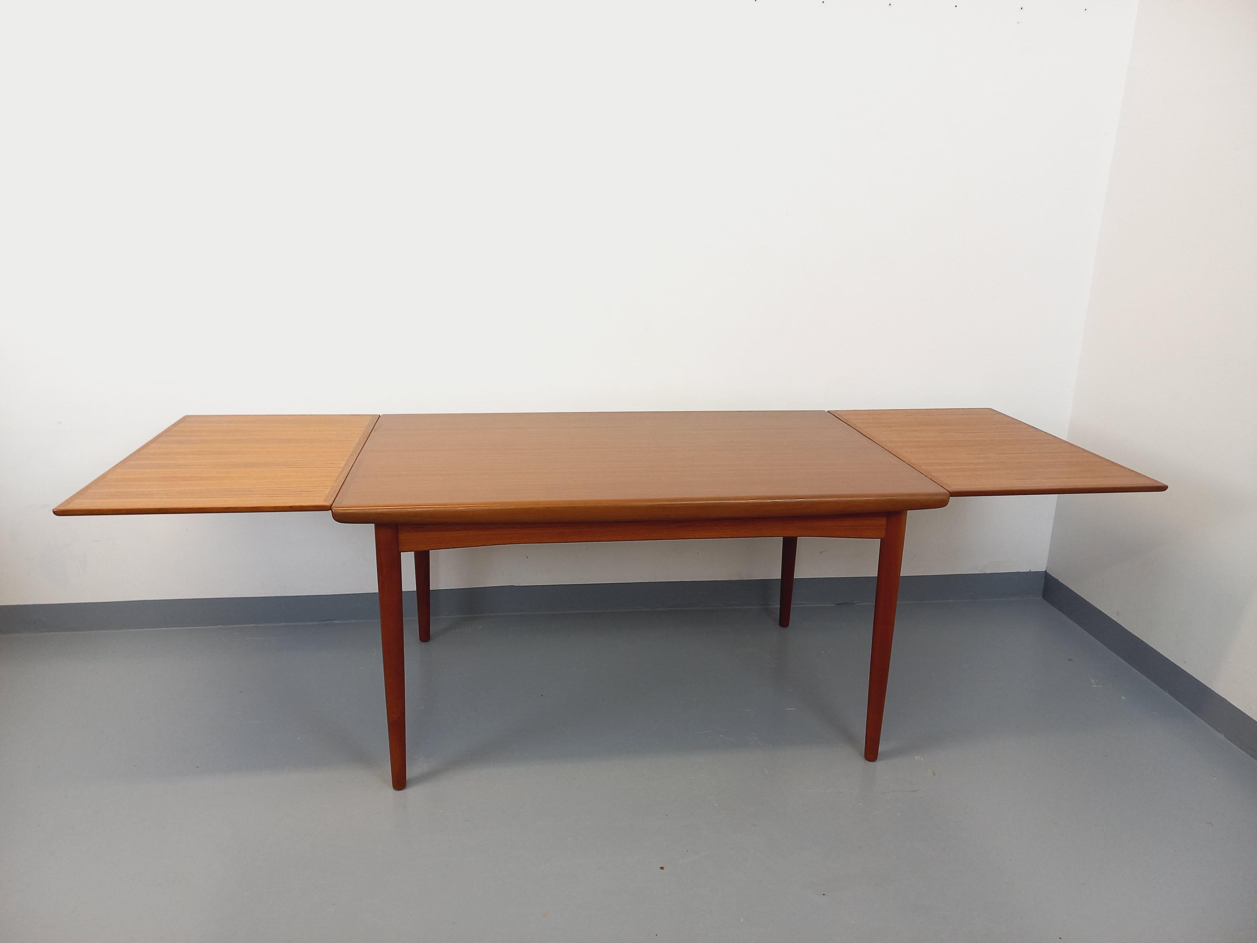 Table à manger scandinave rectangulaire vintage Dyrlund des années 60 en teck For Sale 4