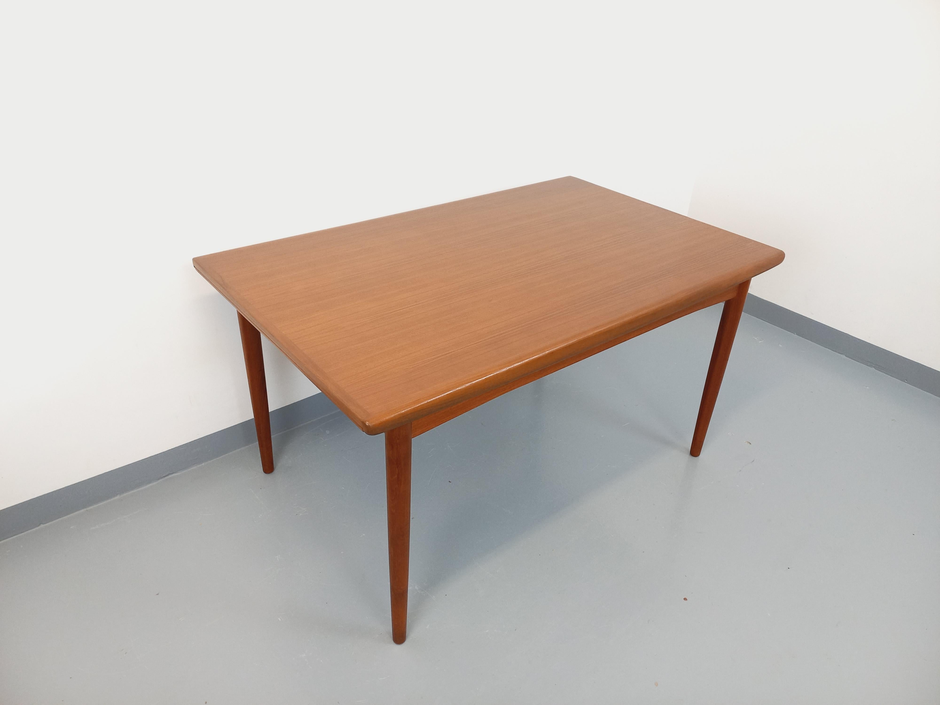 Table à manger scandinave rectangulaire vintage Dyrlund des années 60 en teck For Sale 8