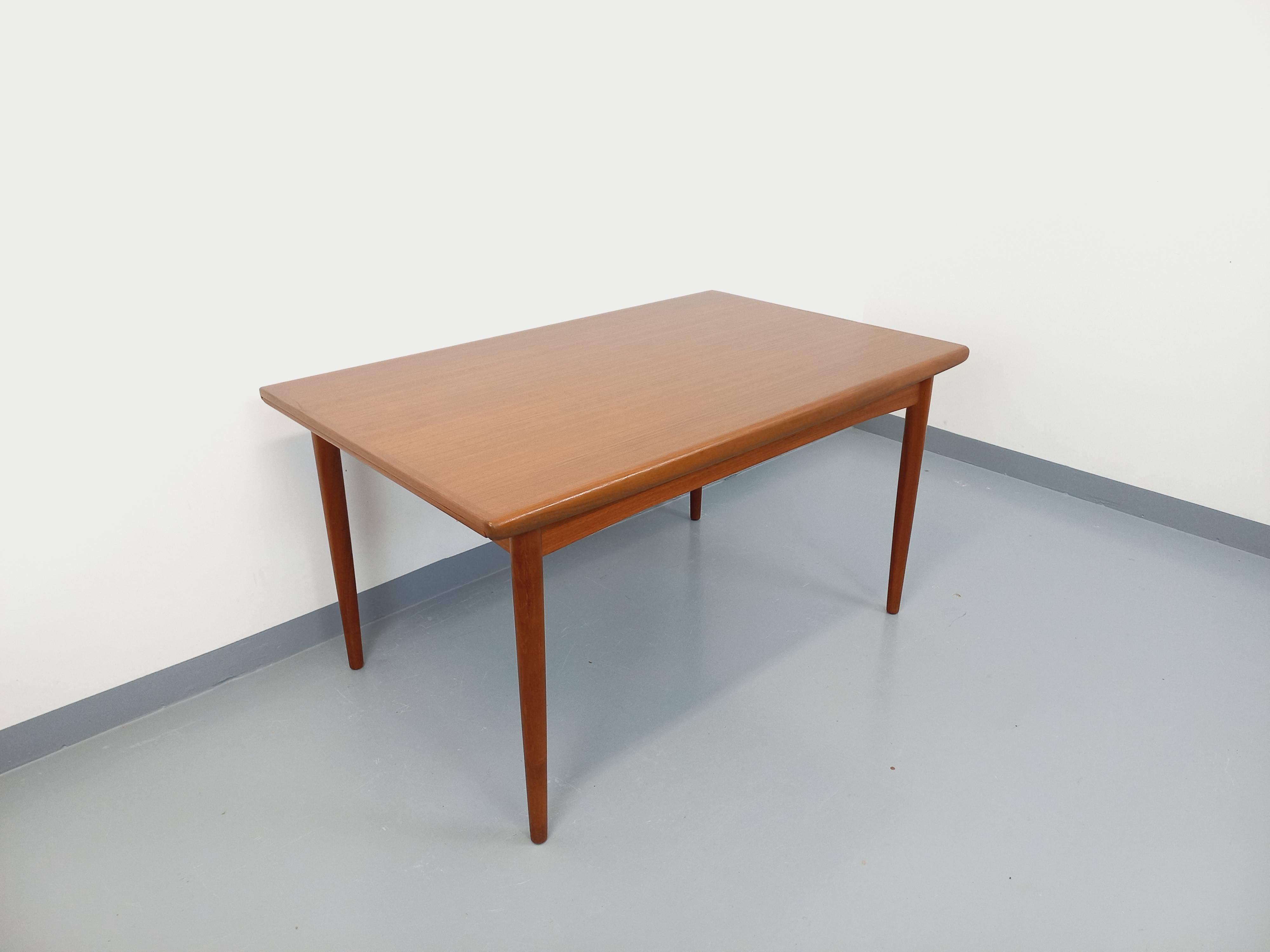 Table à manger scandinave rectangulaire vintage Dyrlund des années 60 en teck For Sale 9