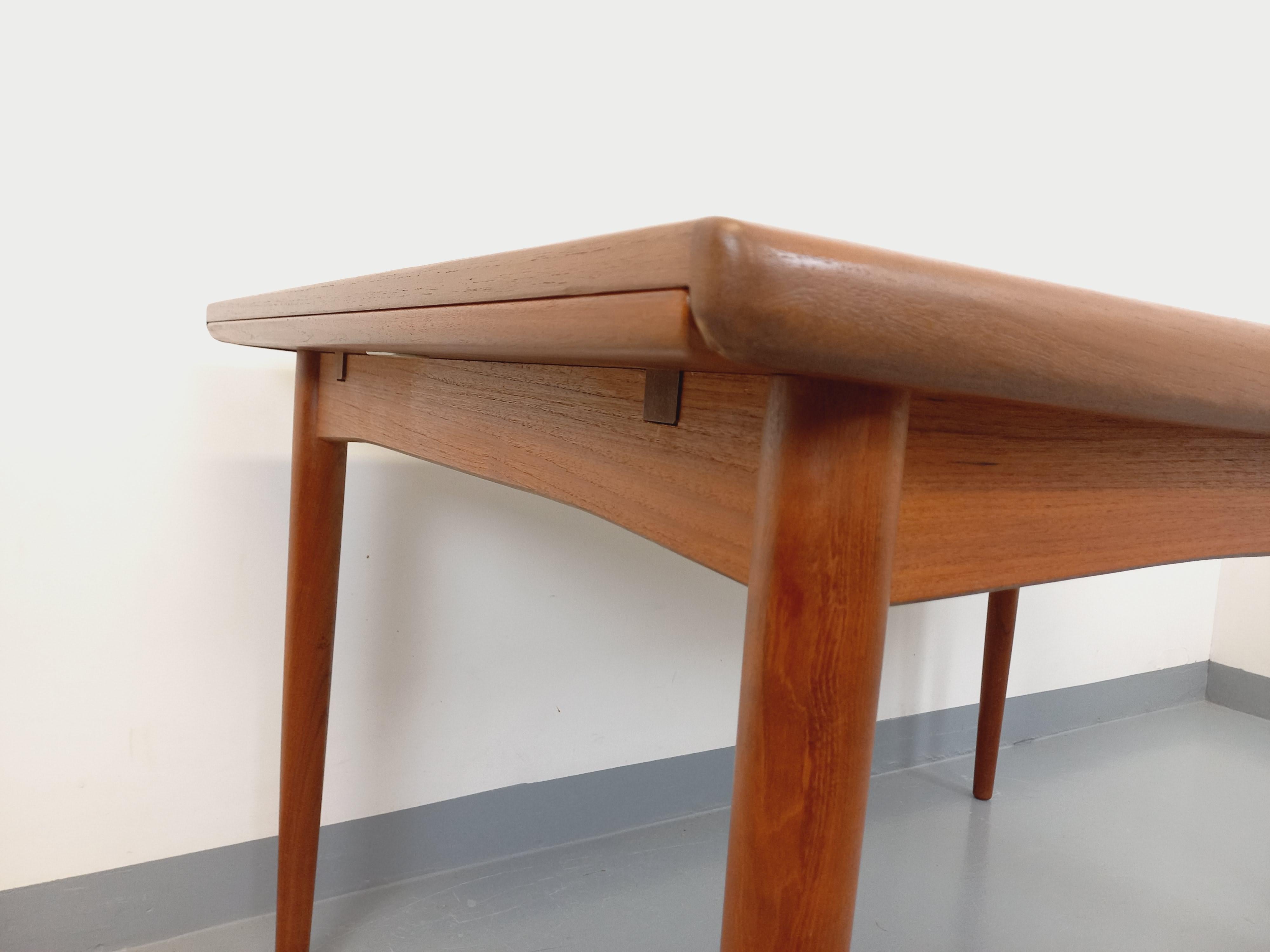 Table à manger scandinave rectangulaire vintage Dyrlund des années 60 en teck For Sale 11