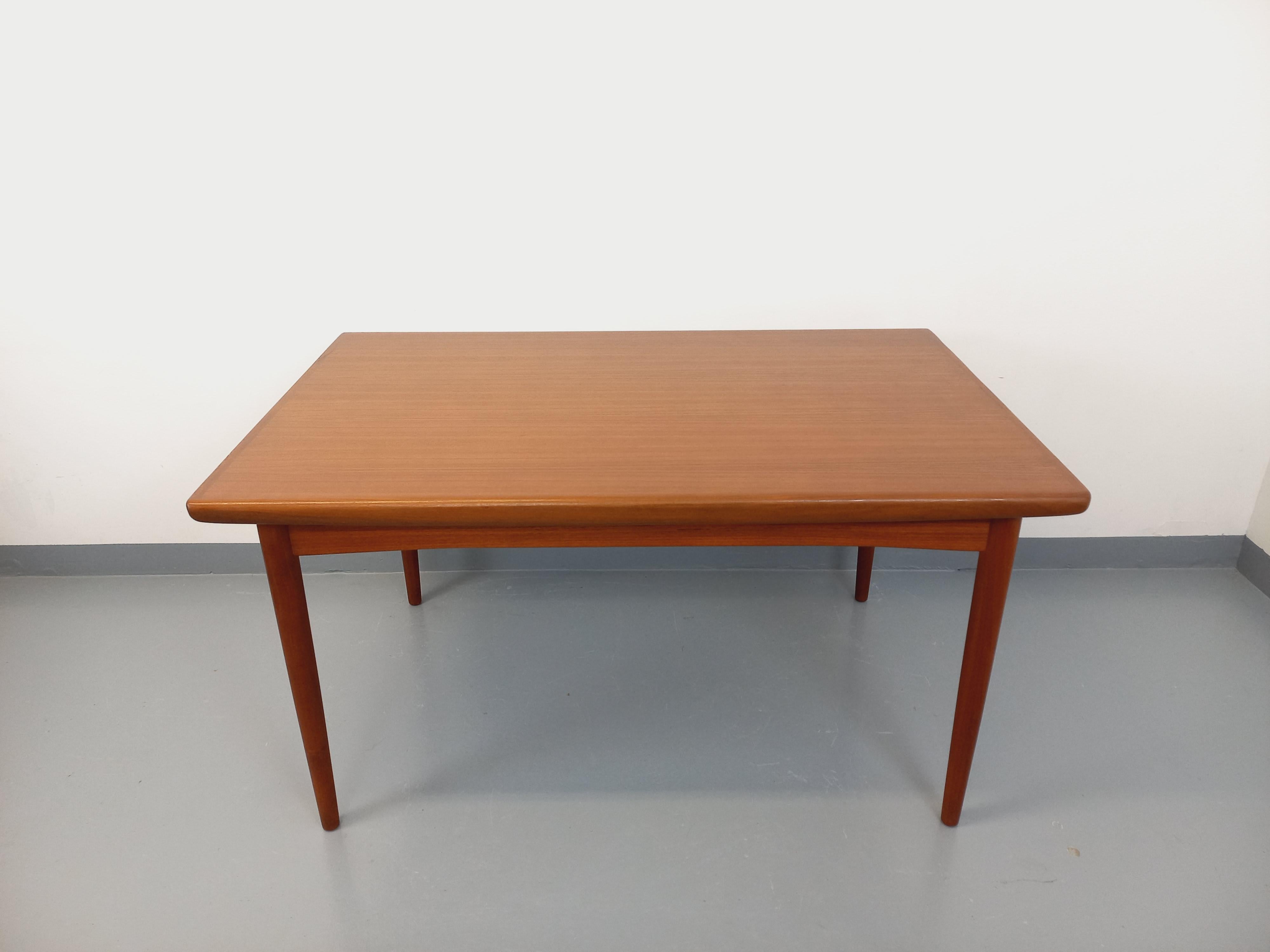 Scandinavian Modern Table à manger scandinave rectangulaire vintage Dyrlund des années 60 en teck For Sale