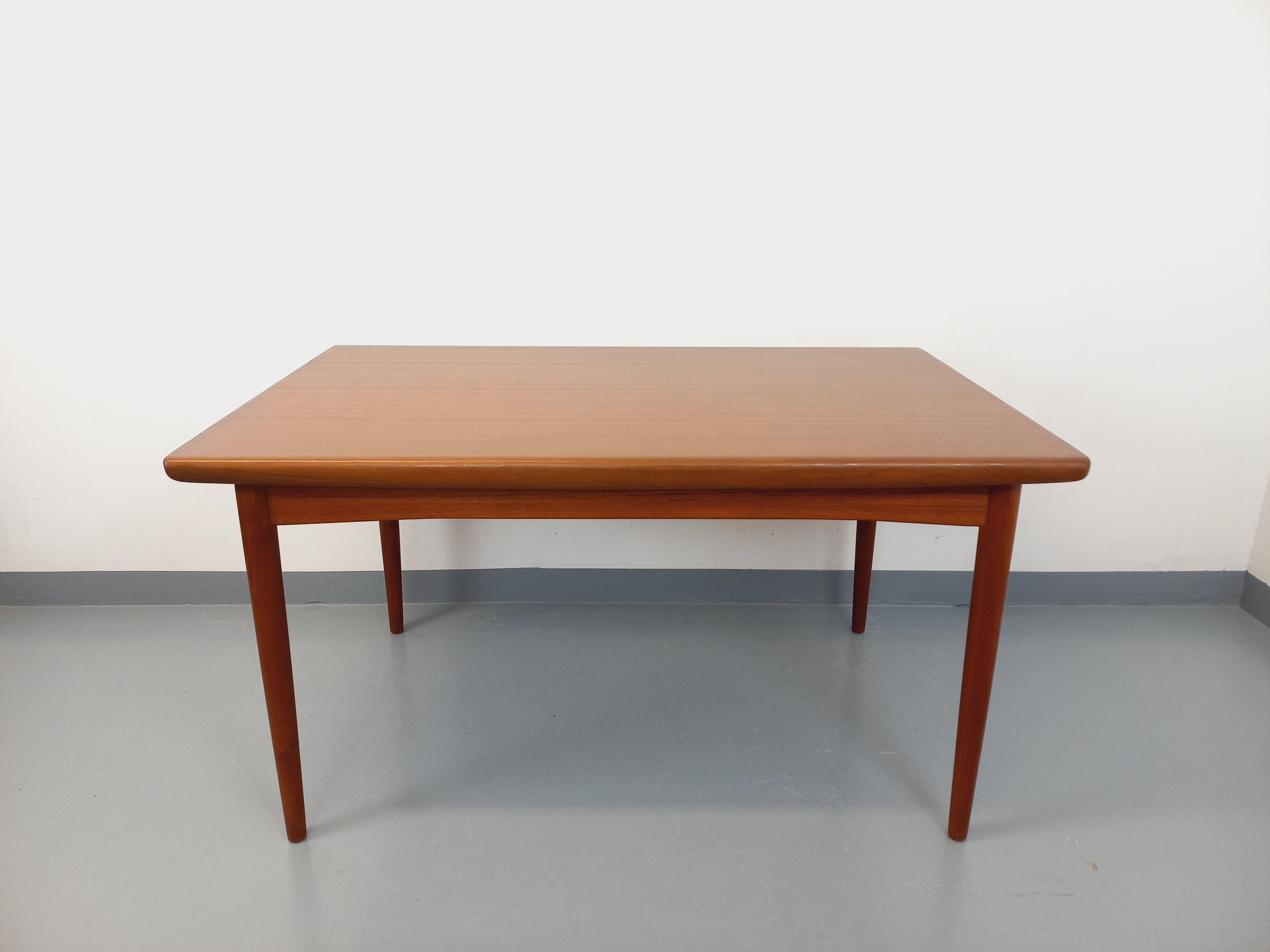 Scandinavian Table à manger scandinave rectangulaire vintage Dyrlund des années 60 en teck For Sale