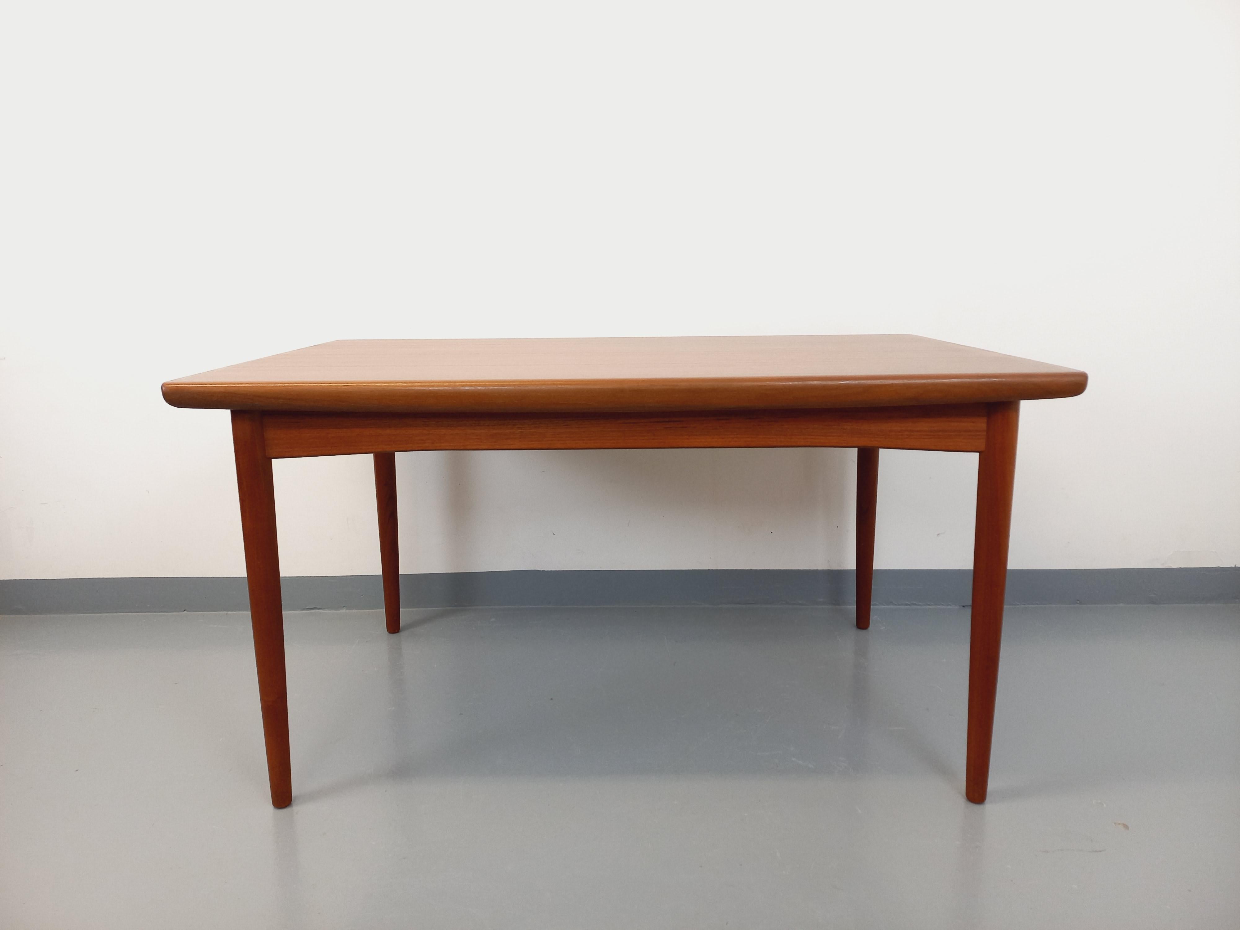 Table à manger scandinave rectangulaire vintage Dyrlund des années 60 en teck In Good Condition For Sale In BESANÇON, FR