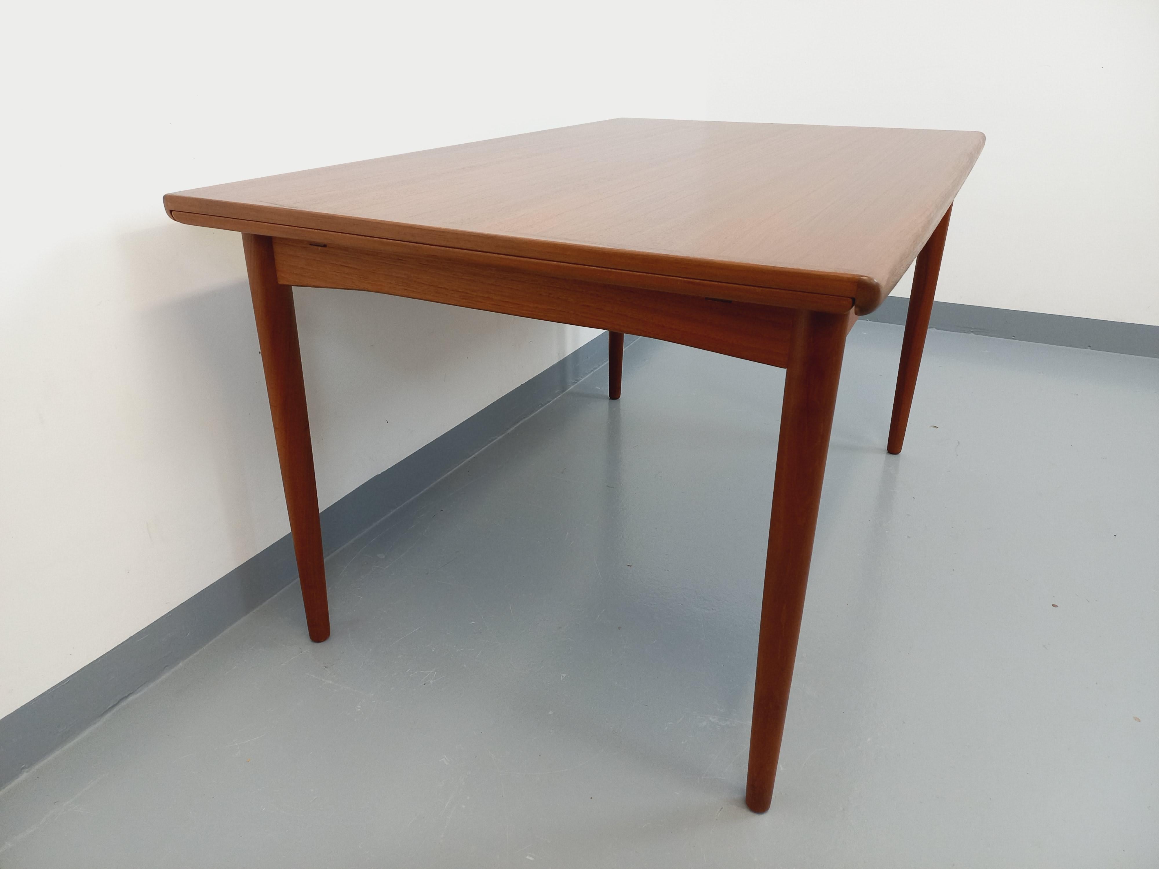 Mid-20th Century Table à manger scandinave rectangulaire vintage Dyrlund des années 60 en teck For Sale