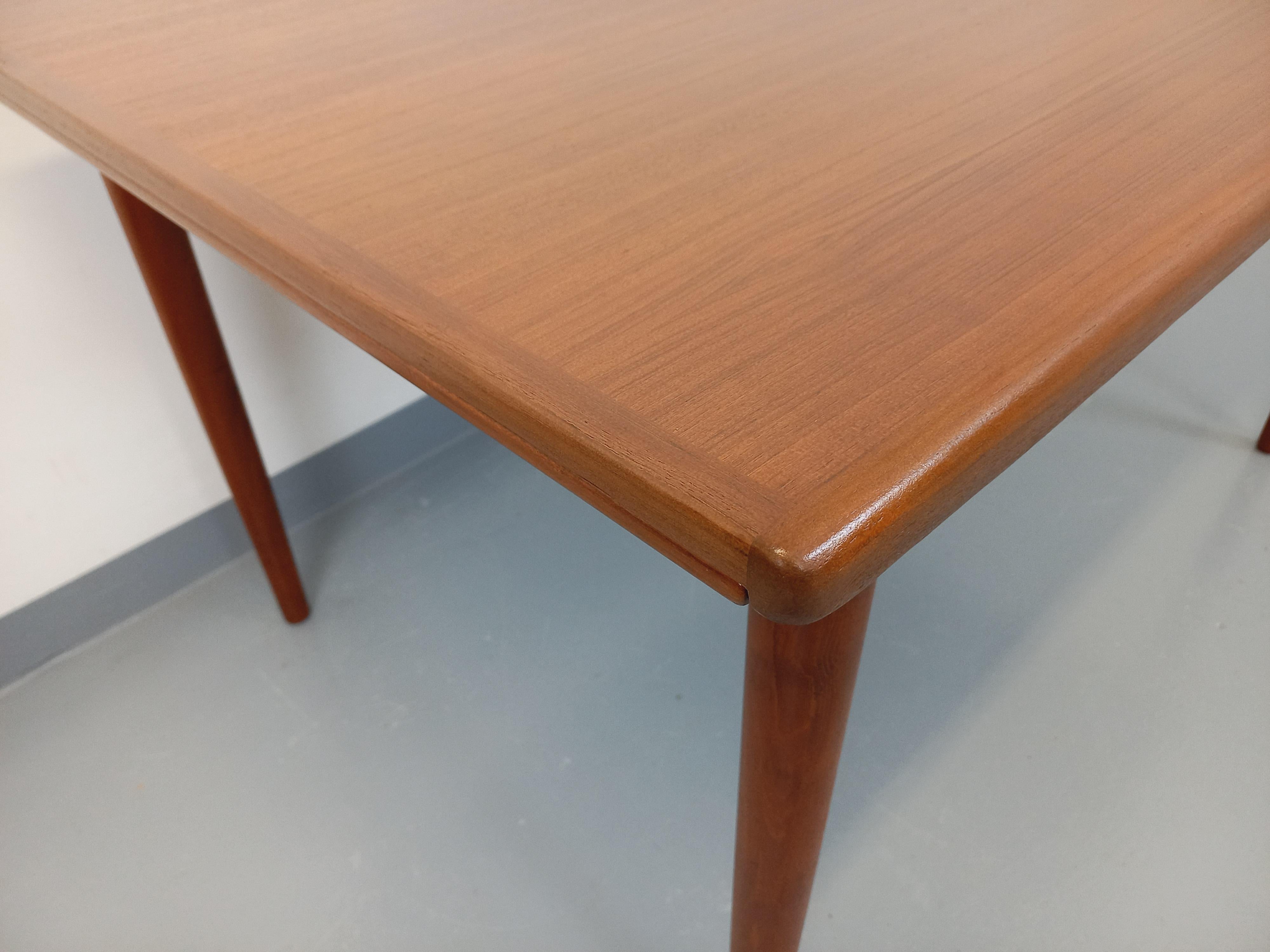 Table à manger scandinave rectangulaire vintage Dyrlund des années 60 en teck For Sale 1