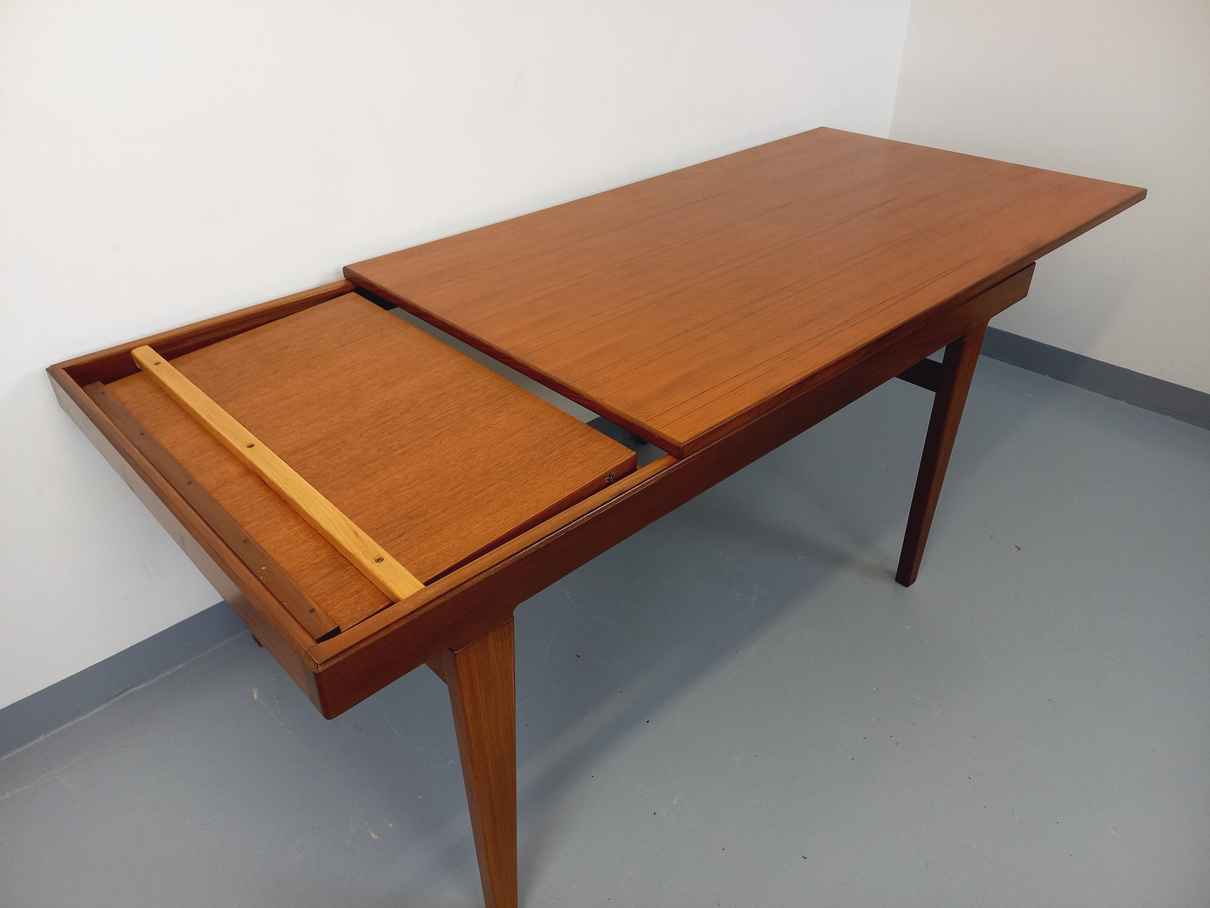 Table à manger scandinave vintage des années 50 60 en teck avec rallonge en vente 3