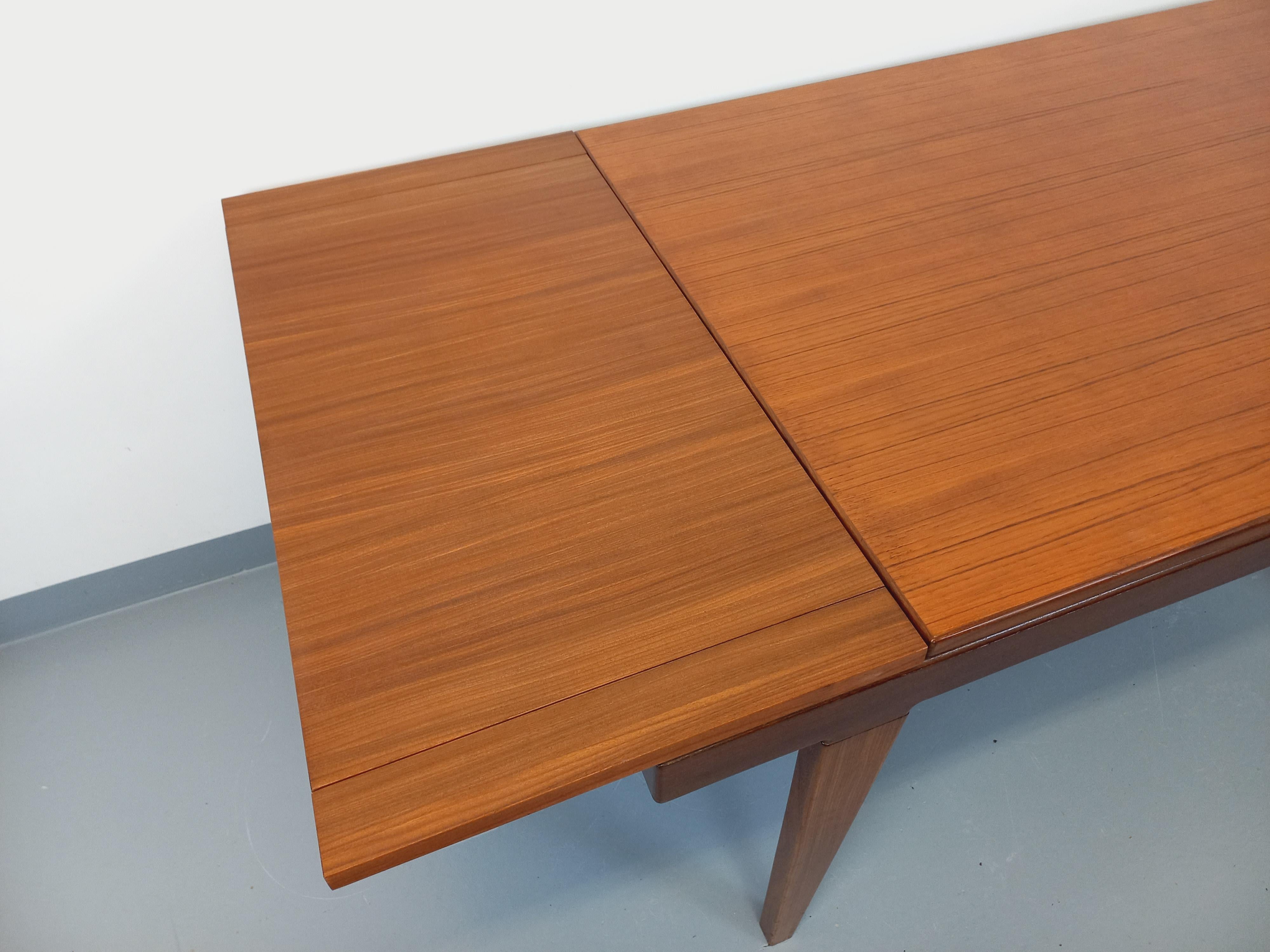 Table à manger scandinave vintage des années 50 60 en teck avec rallonge en vente 11