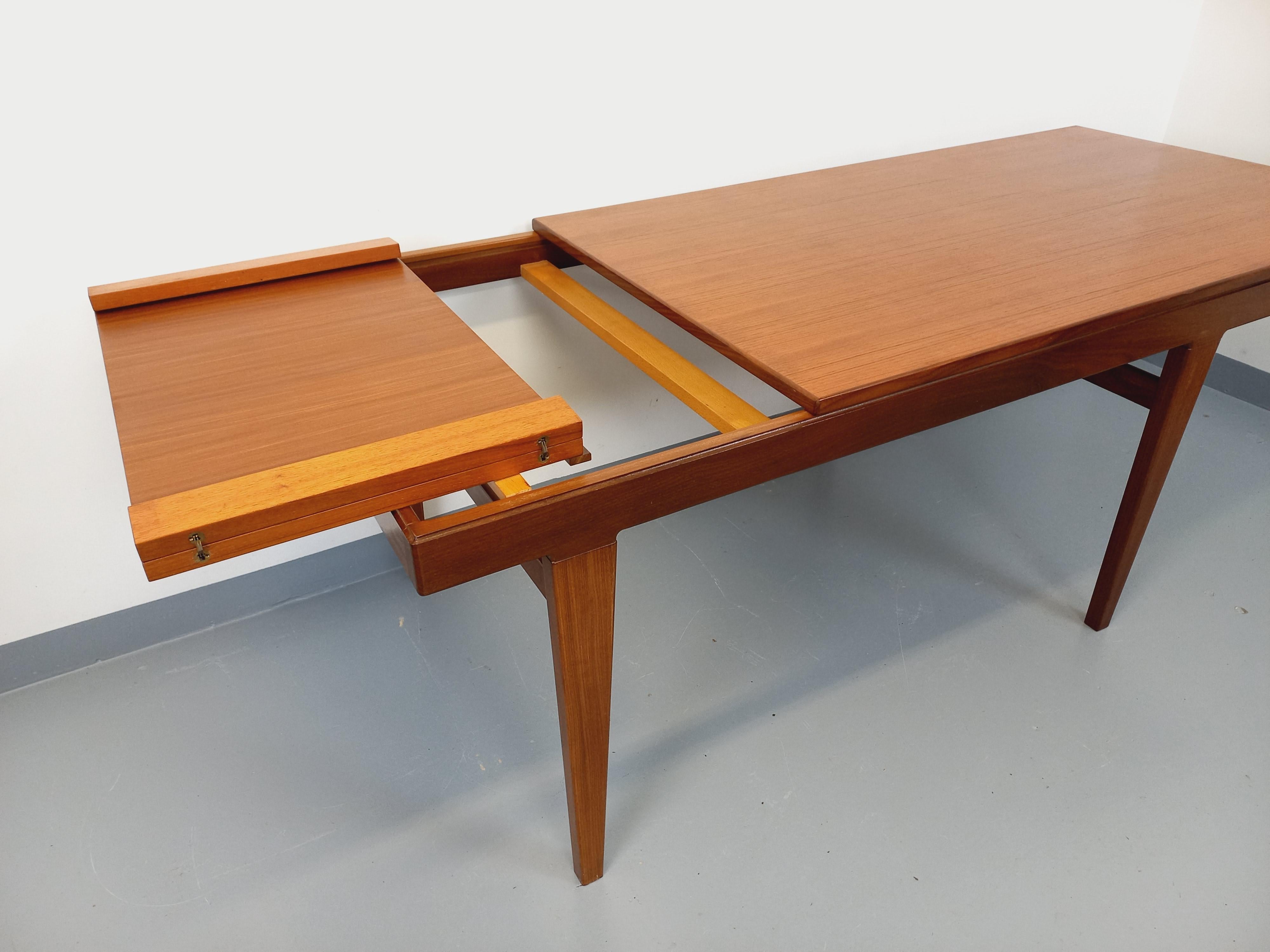 Table à manger scandinave vintage des années 50 60 en teck avec rallonge en vente 12