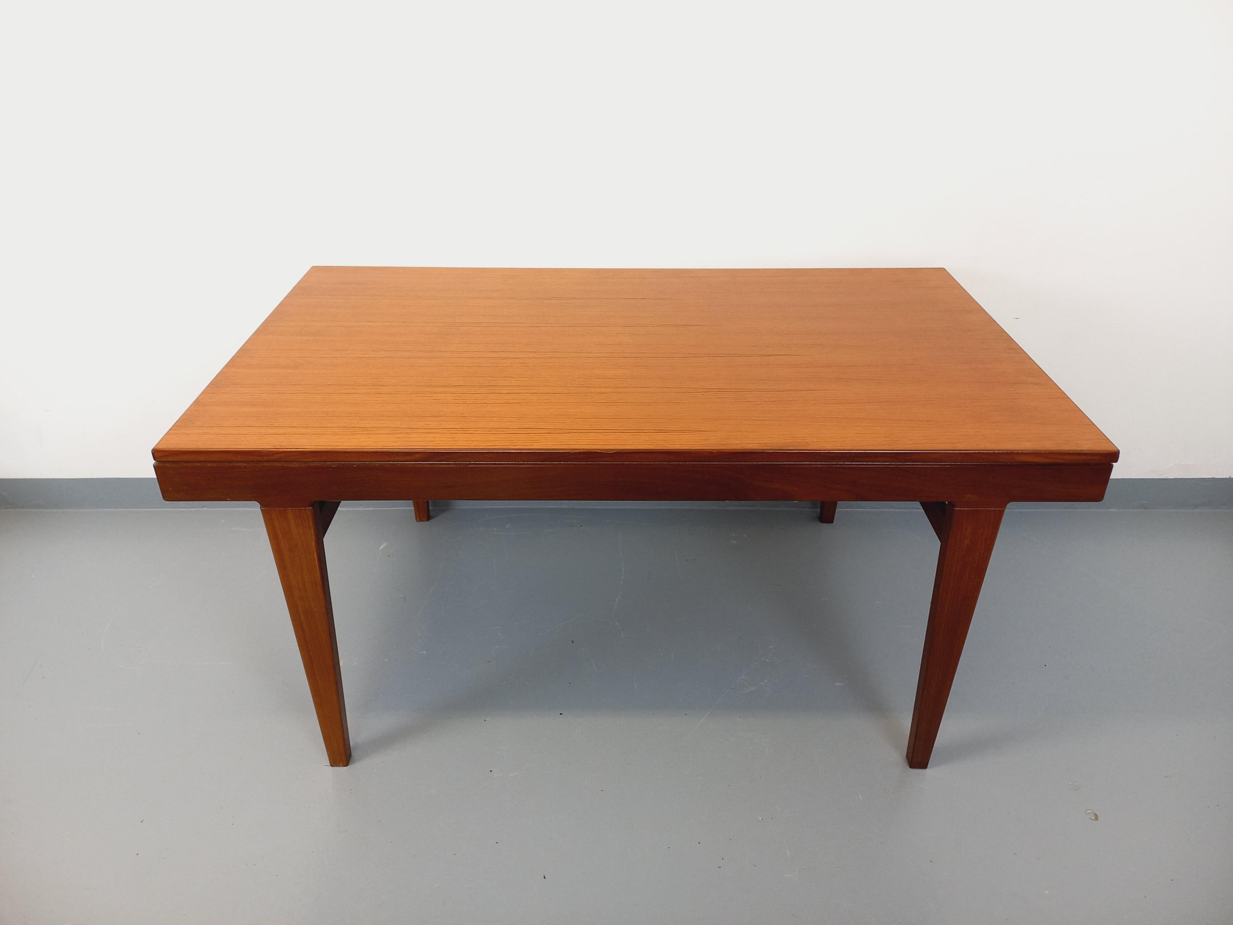 Très belle table à manger rectangulaire de style scandinave vintage des années 50 60, en teck, avec une rallonge intégrée à l'extrémité grâce à un ingénieux système, design rare dans le style danois de Johannes Andersen ou Ejvind A. Johansson, très