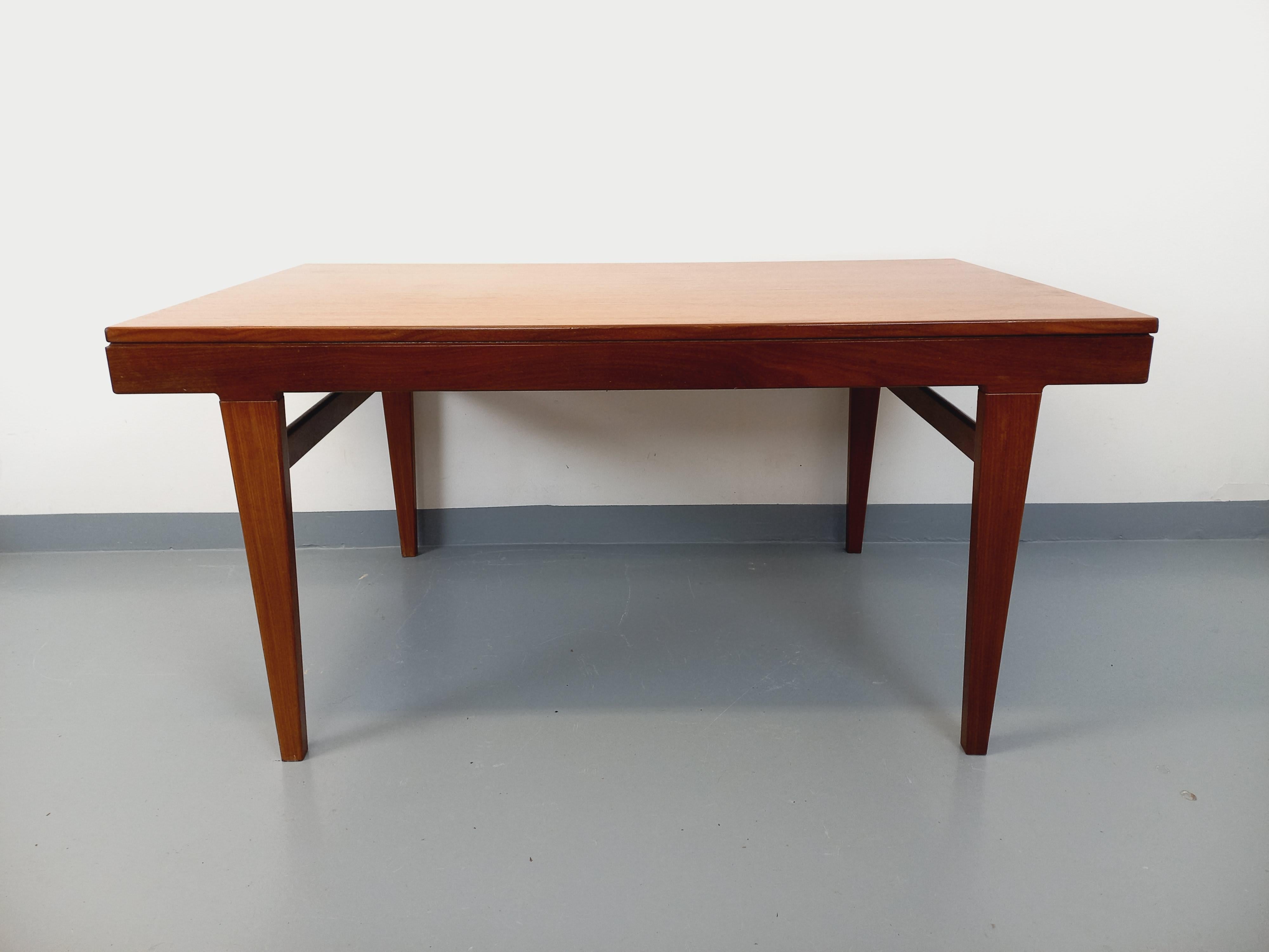 Scandinave moderne Table à manger scandinave vintage des années 50 60 en teck avec rallonge en vente