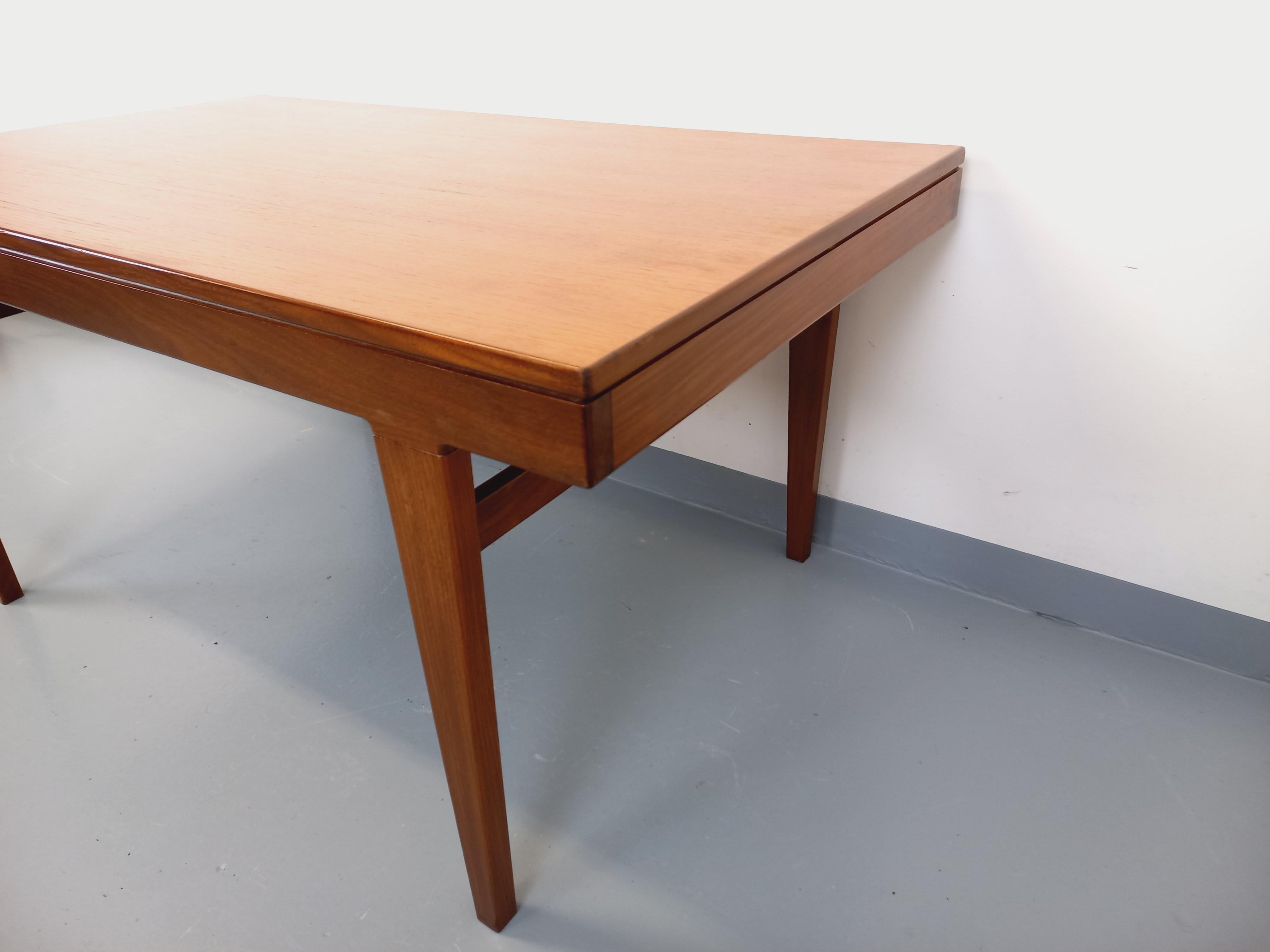 Scandinave Table à manger scandinave vintage des années 50 60 en teck avec rallonge en vente