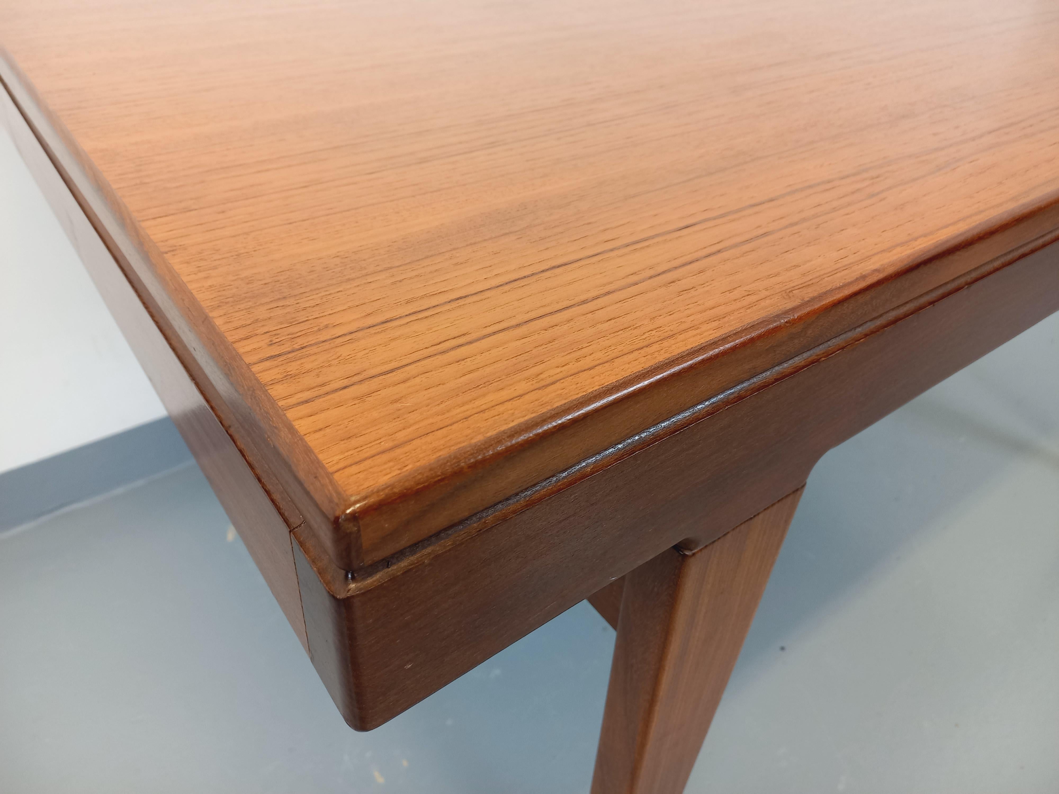 Milieu du XXe siècle Table à manger scandinave vintage des années 50 60 en teck avec rallonge en vente