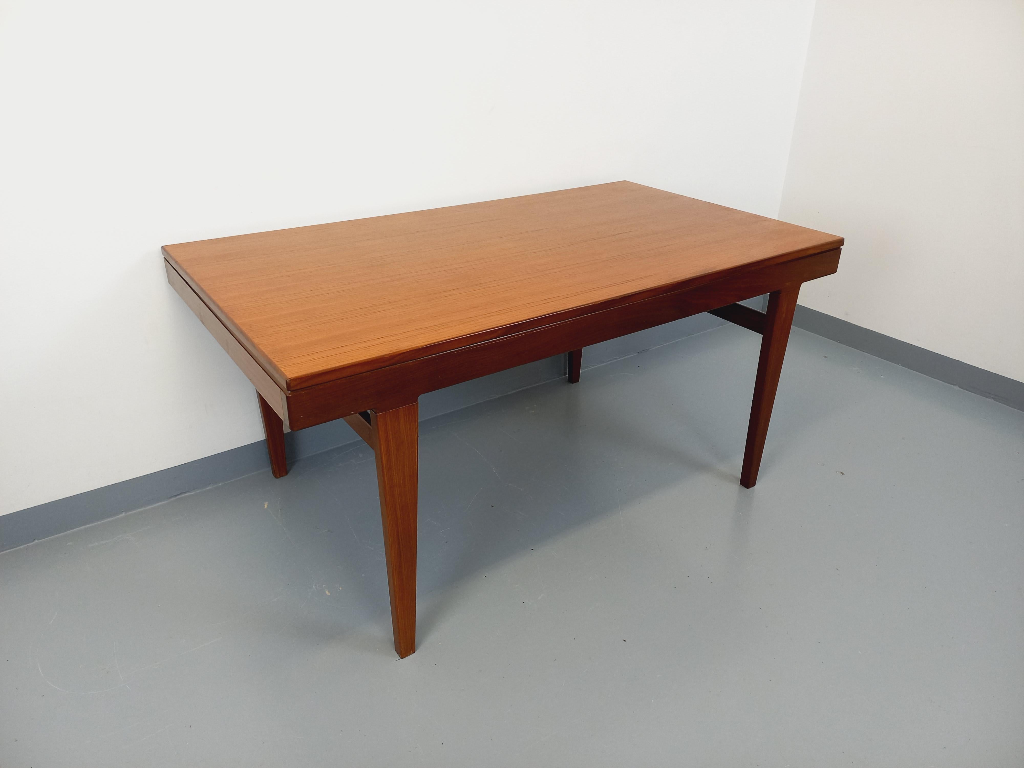 Table à manger scandinave vintage des années 50 60 en teck avec rallonge en vente 1