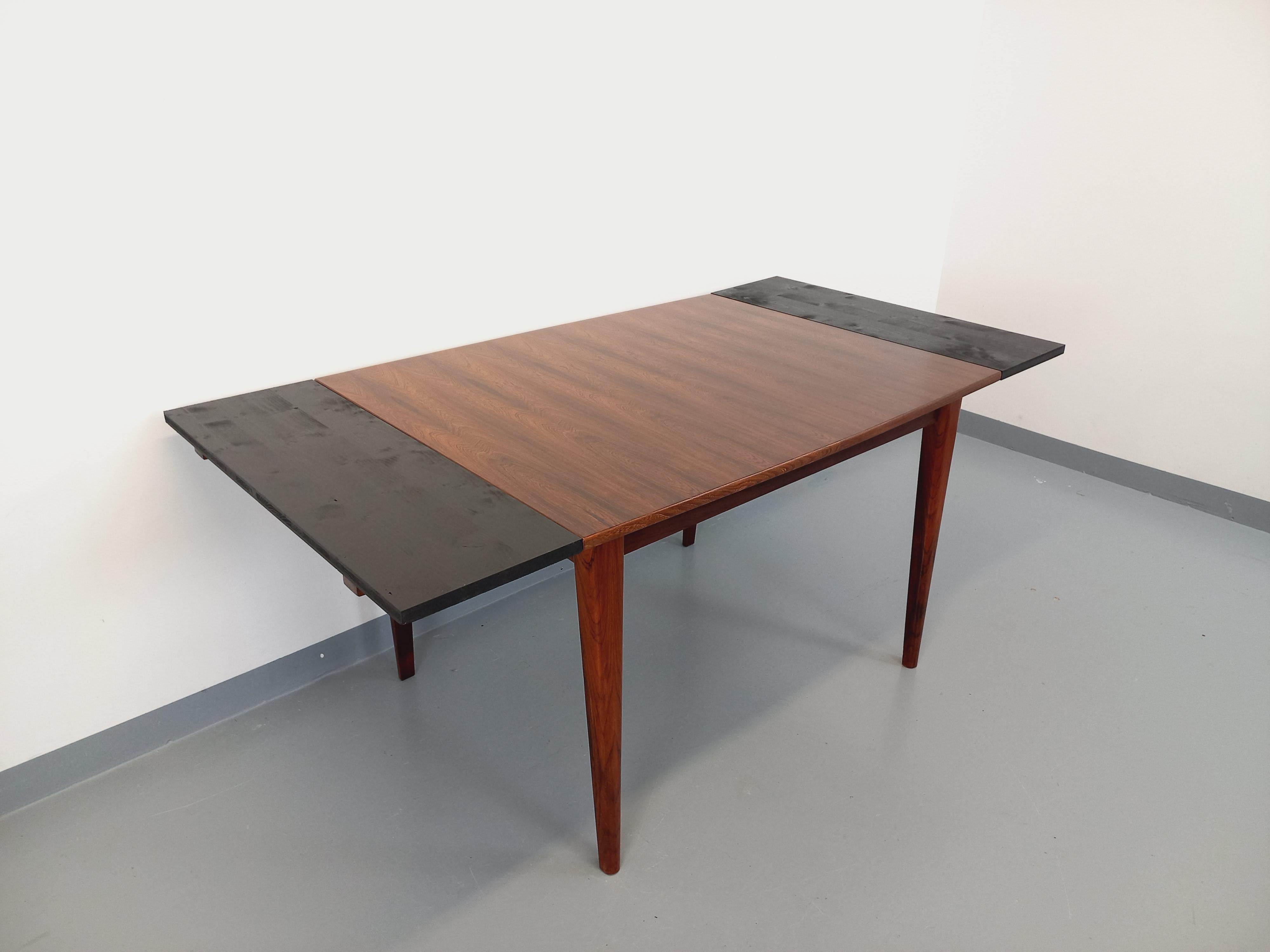 Table à manger rectangulaire vintage des années 50 60, en palissandre, plateau rectangle avec 2 bords incurvés, avec deux rallonges en bois peint en noir non intégrées à placer aux extrémités, très bon état, plateau poncé et verni.
Ref 221