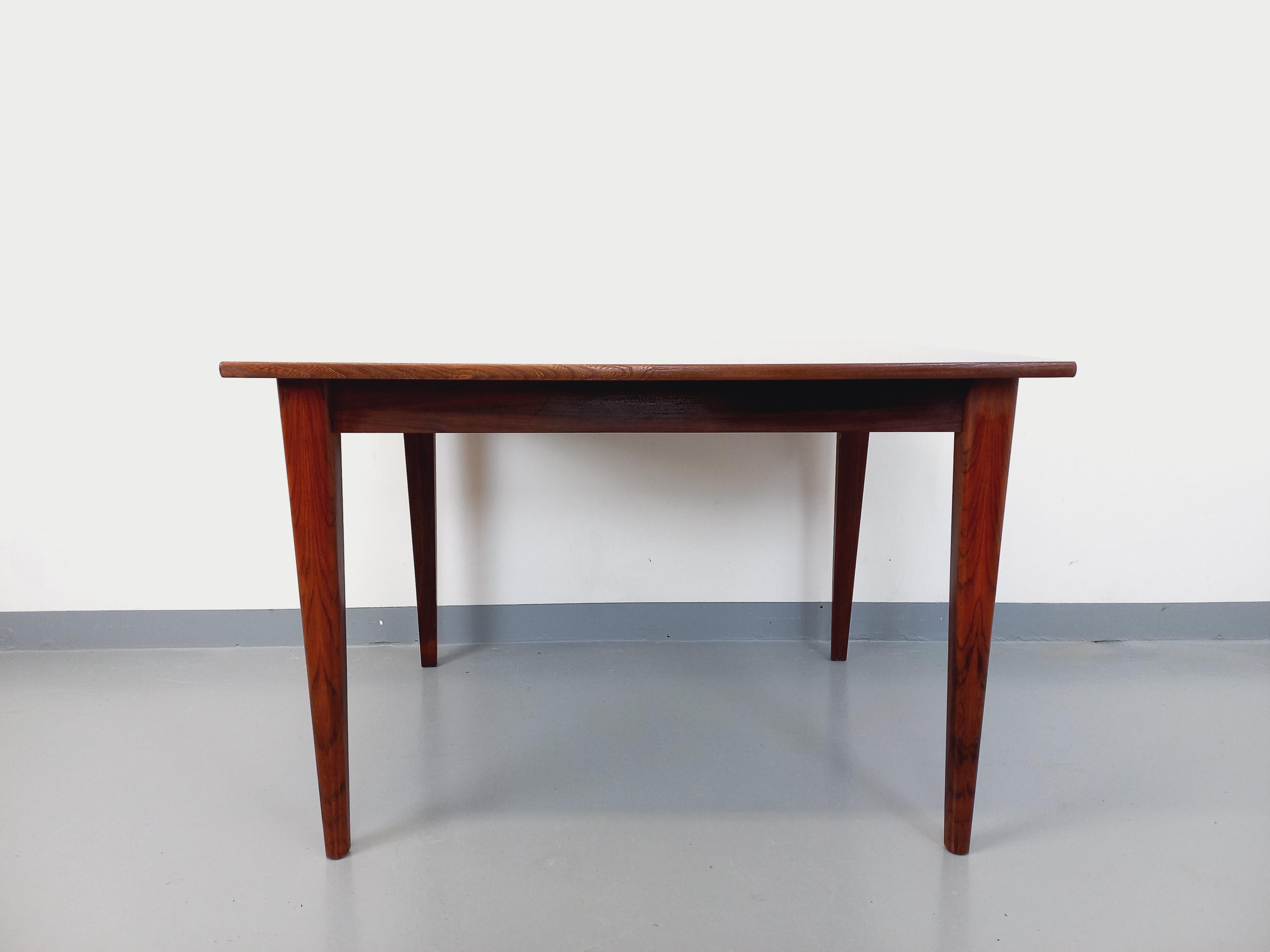 Table à manger style scandinave vintage des années 50 60 en palissandre en vente 1