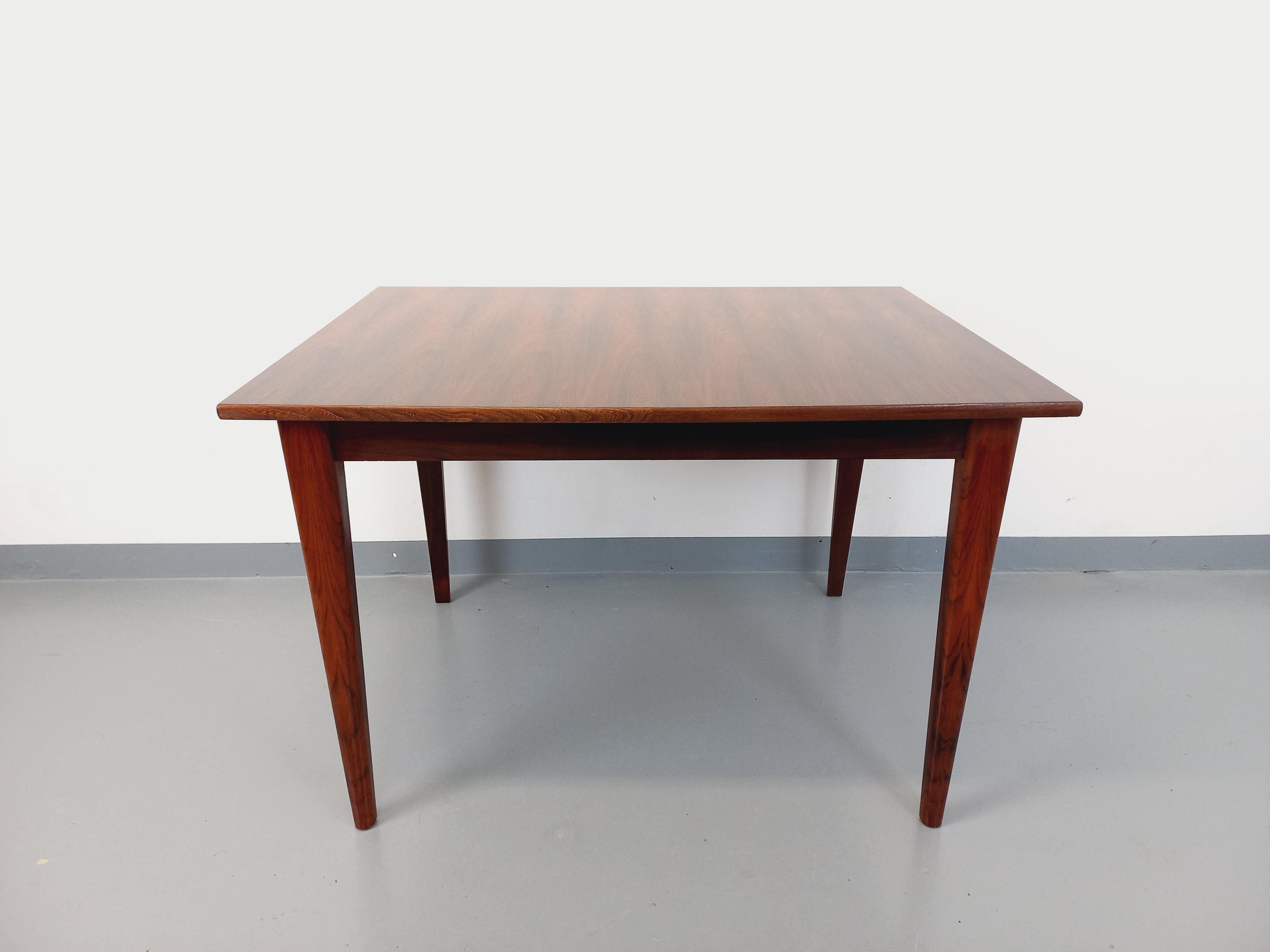 Table à manger style scandinave vintage des années 50 60 en palissandre en vente 2