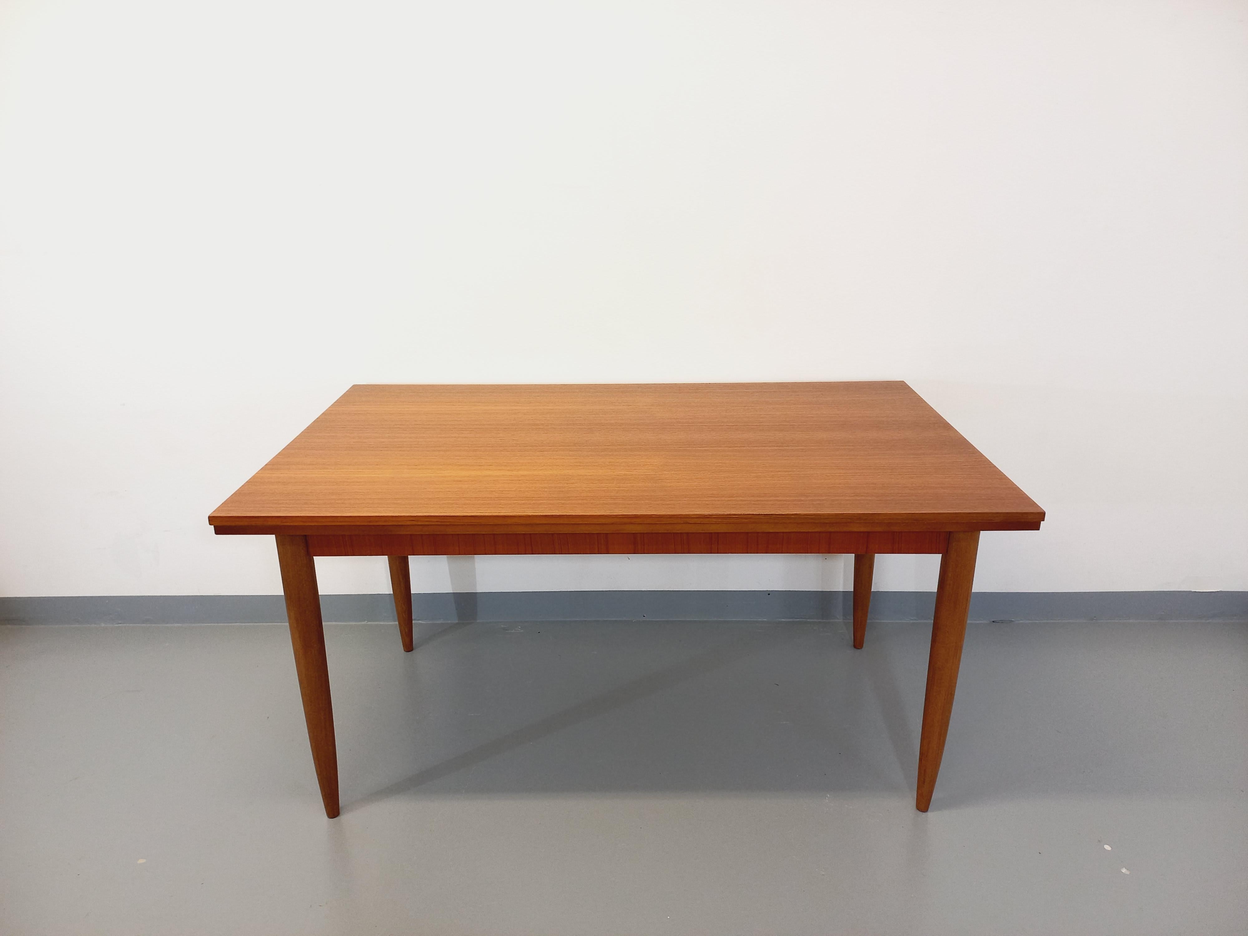 Table à manger style scandinave vintage des années 50 60 en teck avec rallonges en venta 3