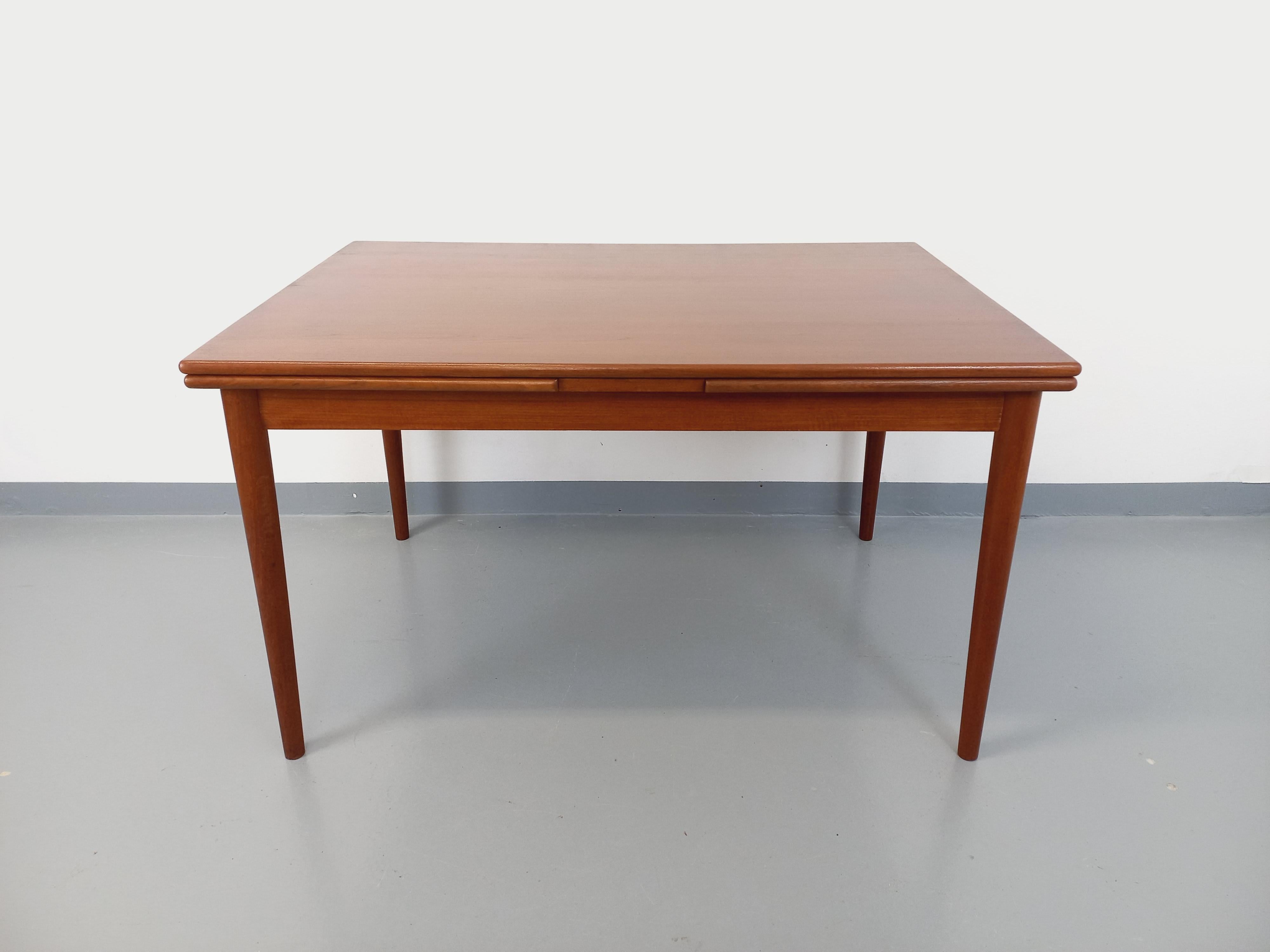 Tavolo da pranzo in stile scandinavo vintage degli anni '50 e '60 in legno e con rallentatori in vendita 3