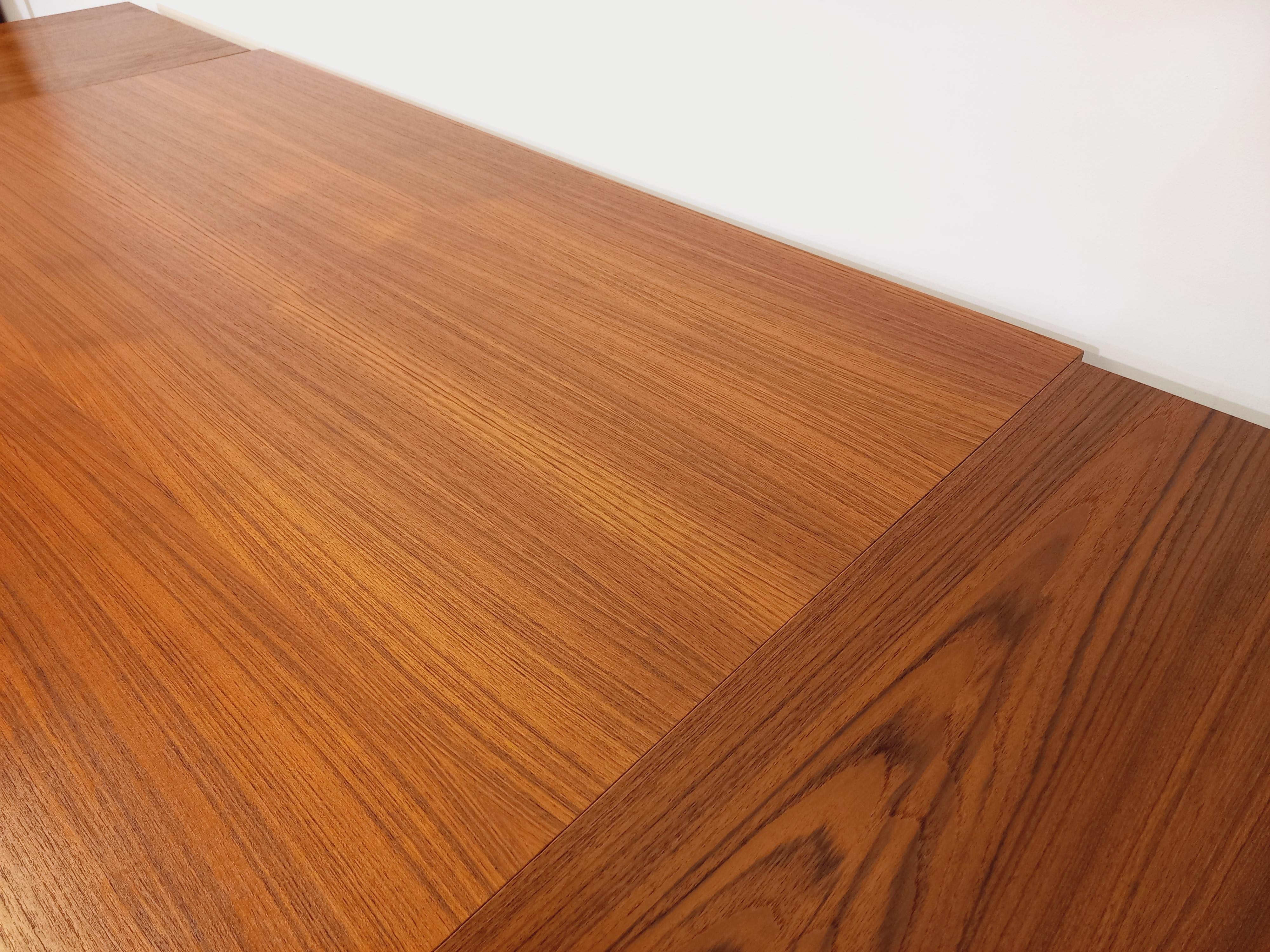 Table à manger style scandinave vintage des années 50 60 en teck avec rallonges en venta 4