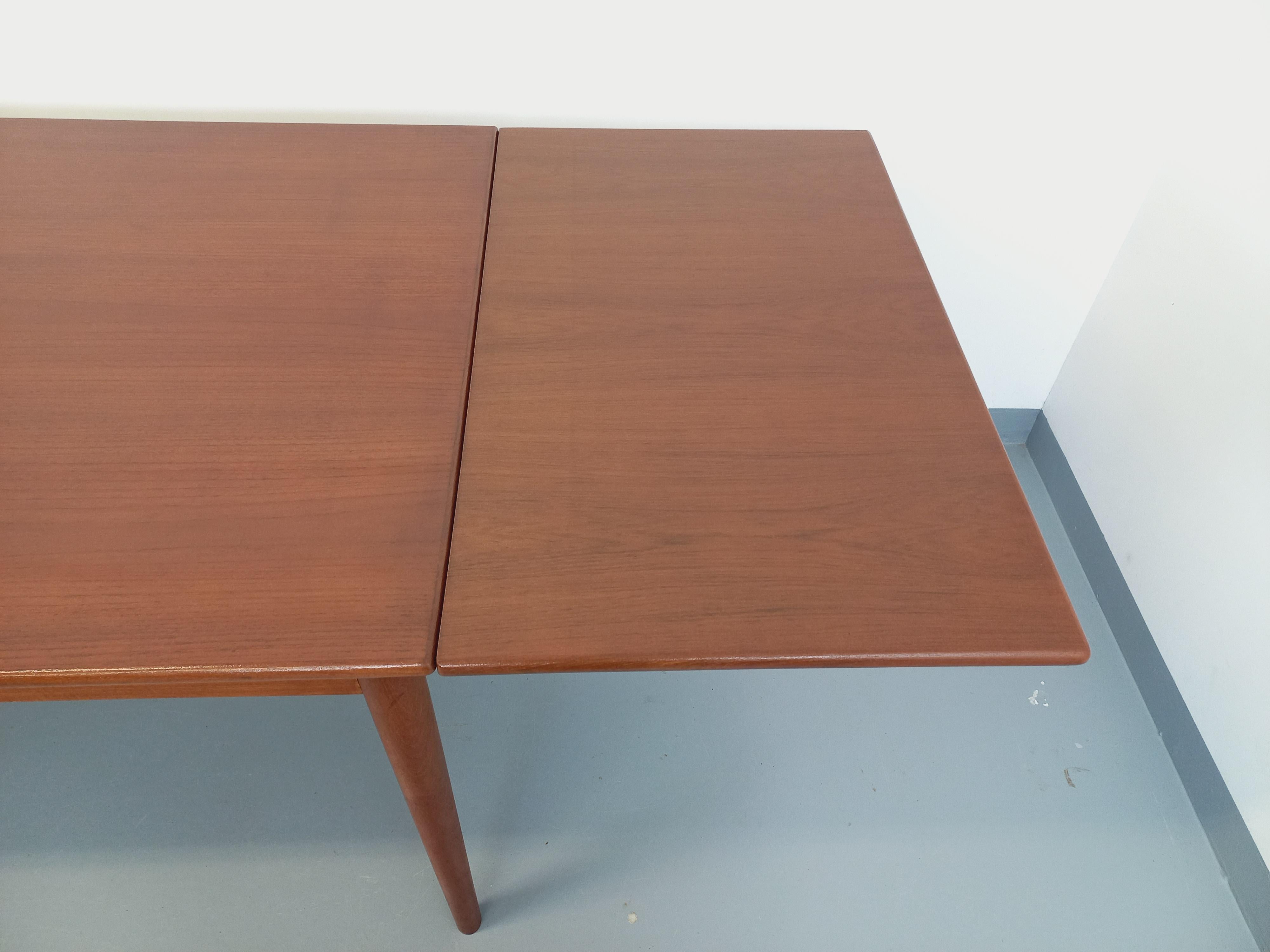 Tavolo da pranzo in stile scandinavo vintage degli anni '50 e '60 in legno e con rallentatori in vendita 4