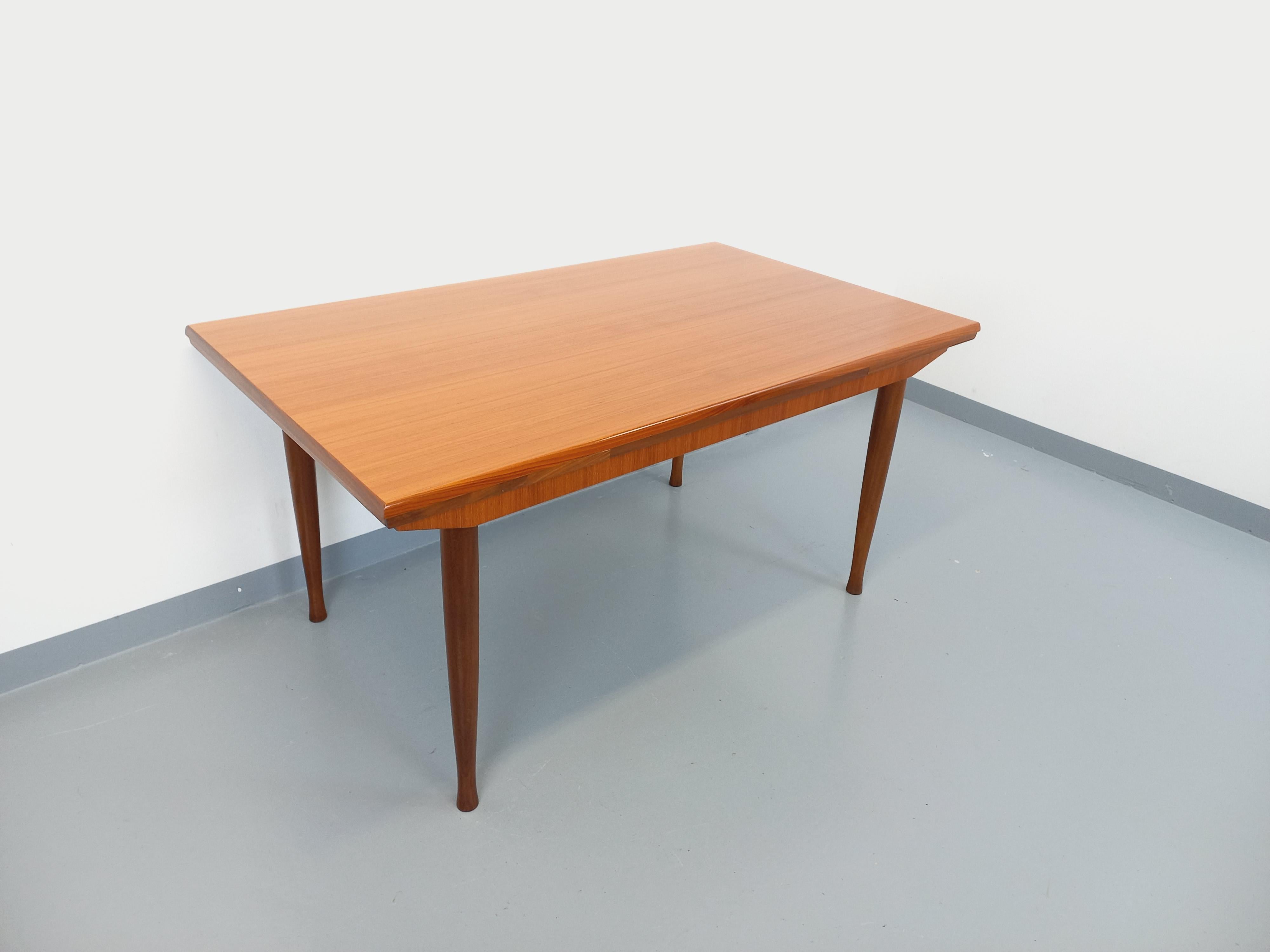 Table à manger style scandinave vintage des années 50 60 en teck avec rallonges en vente 4