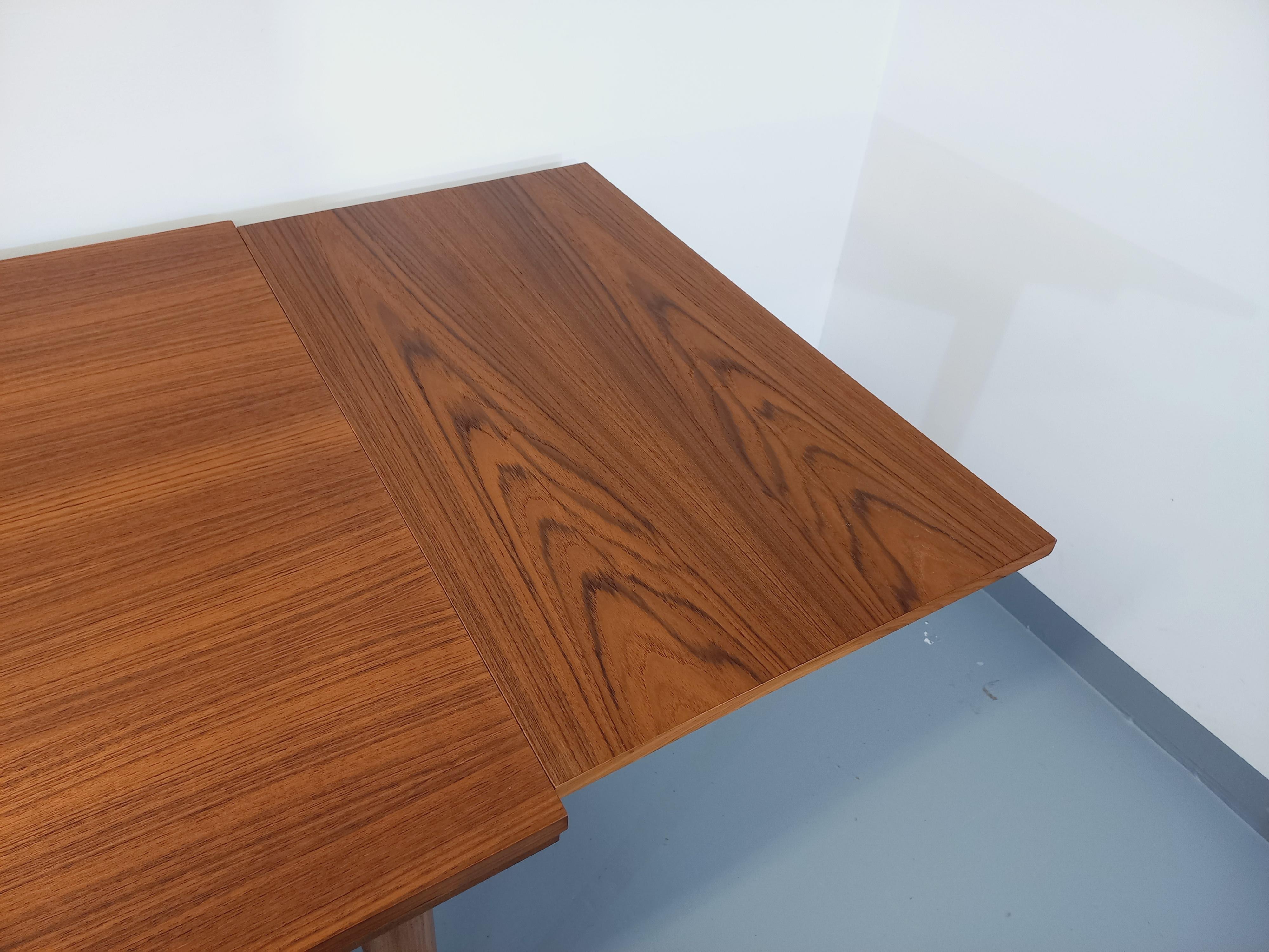 Table à manger style scandinave vintage des années 50 60 en teck avec rallonges en venta 5