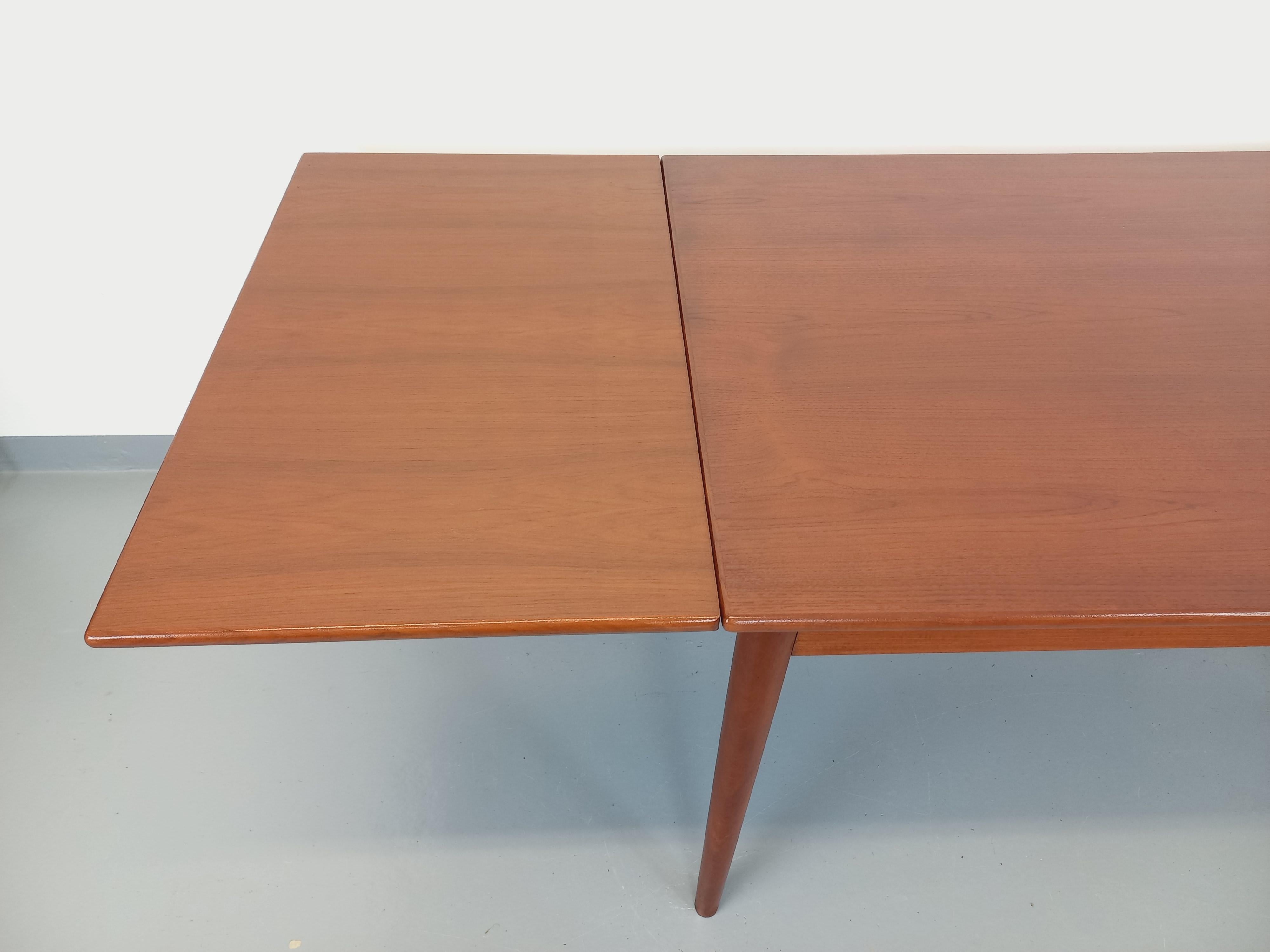 Tavolo da pranzo in stile scandinavo vintage degli anni '50 e '60 in legno e con rallentatori in vendita 5