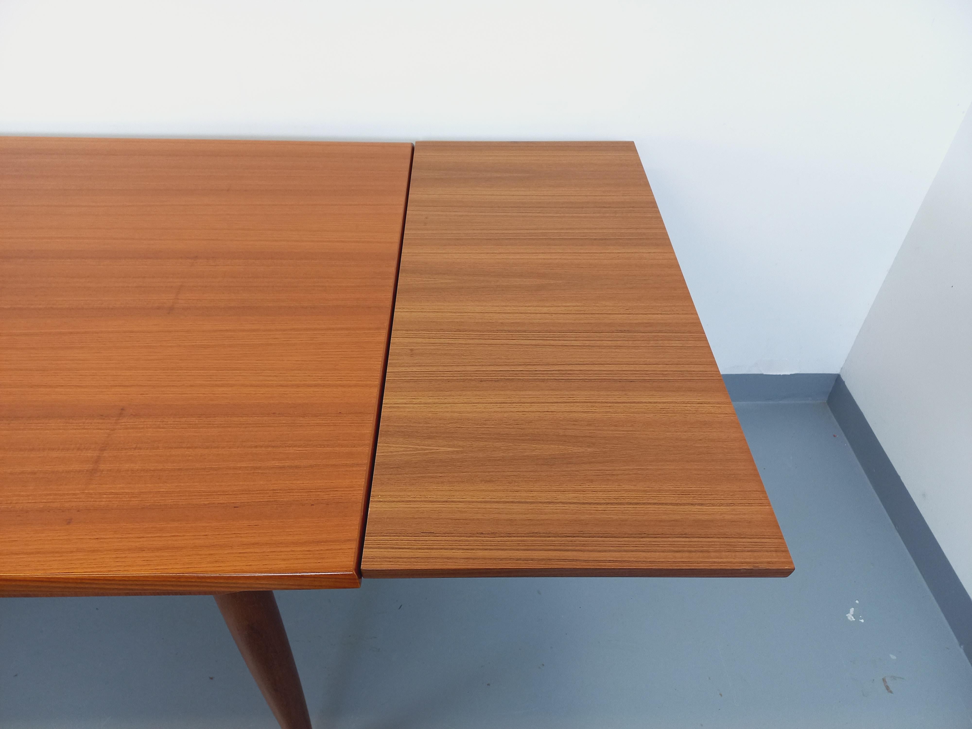 Table à manger style scandinave vintage des années 50 60 en teck avec rallonges en vente 5