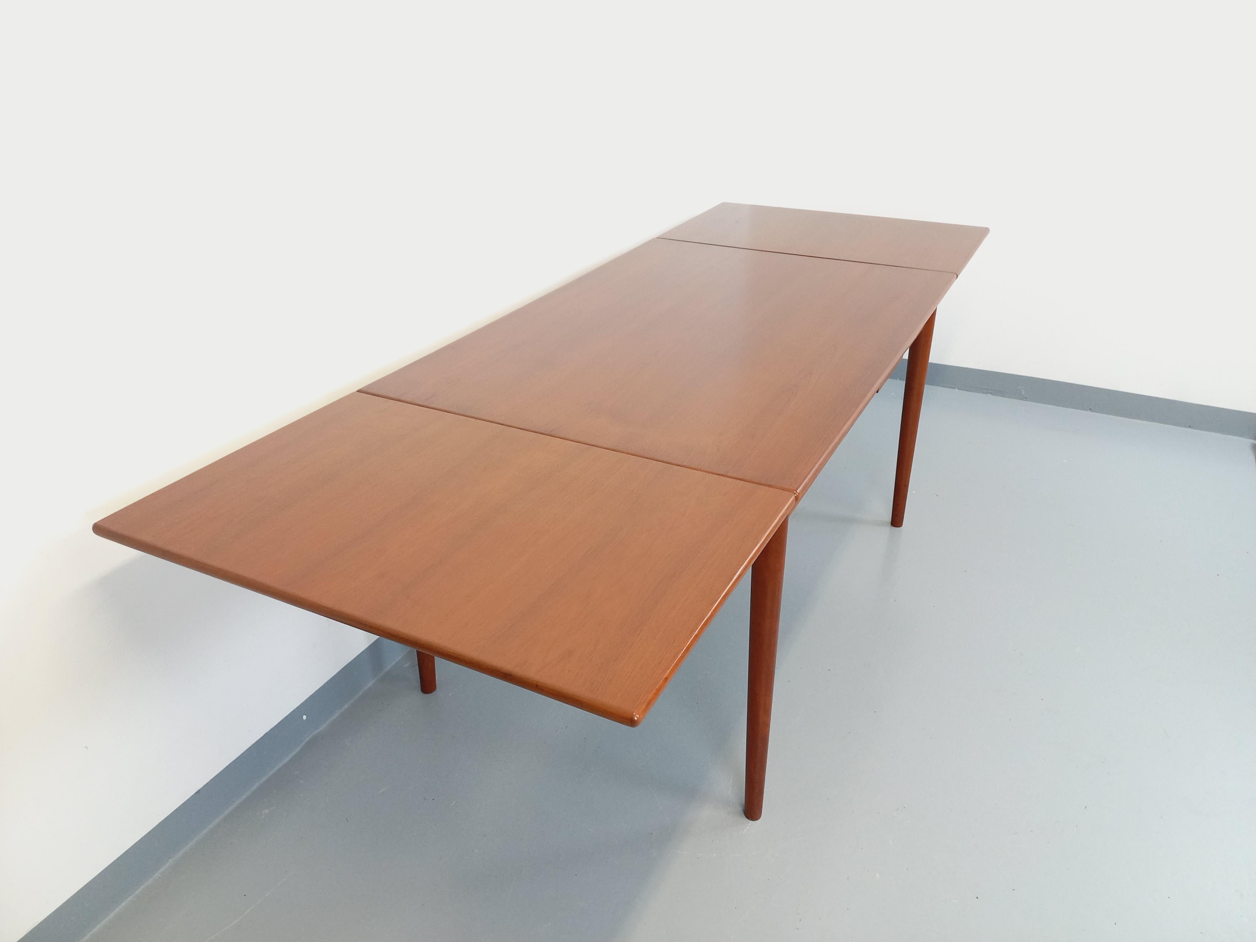 Tavolo da pranzo in stile scandinavo vintage degli anni '50 e '60 in legno e con rallentatori in vendita 6