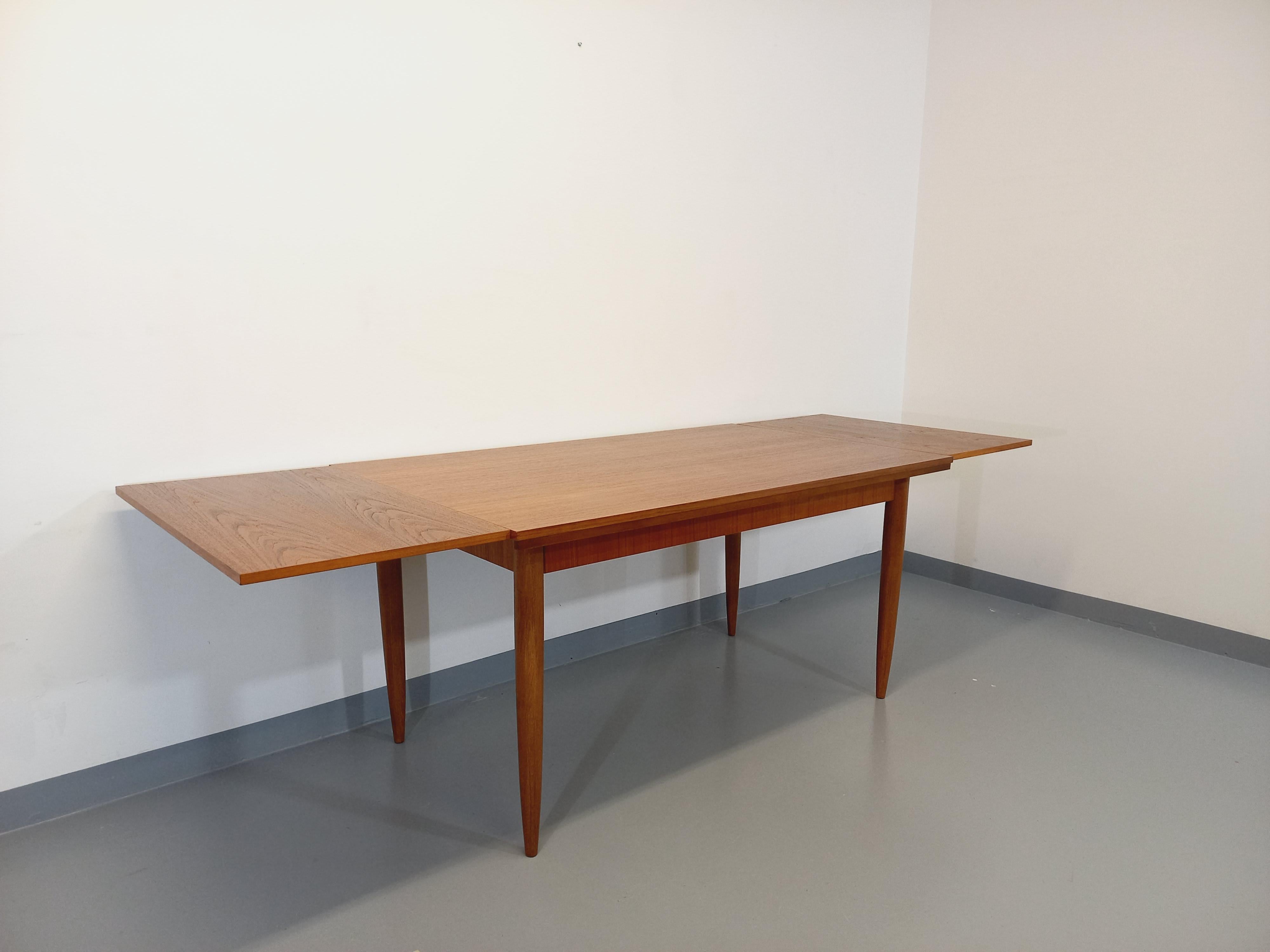 Table à manger style scandinave vintage des années 50 60 en teck avec rallonges en venta 7