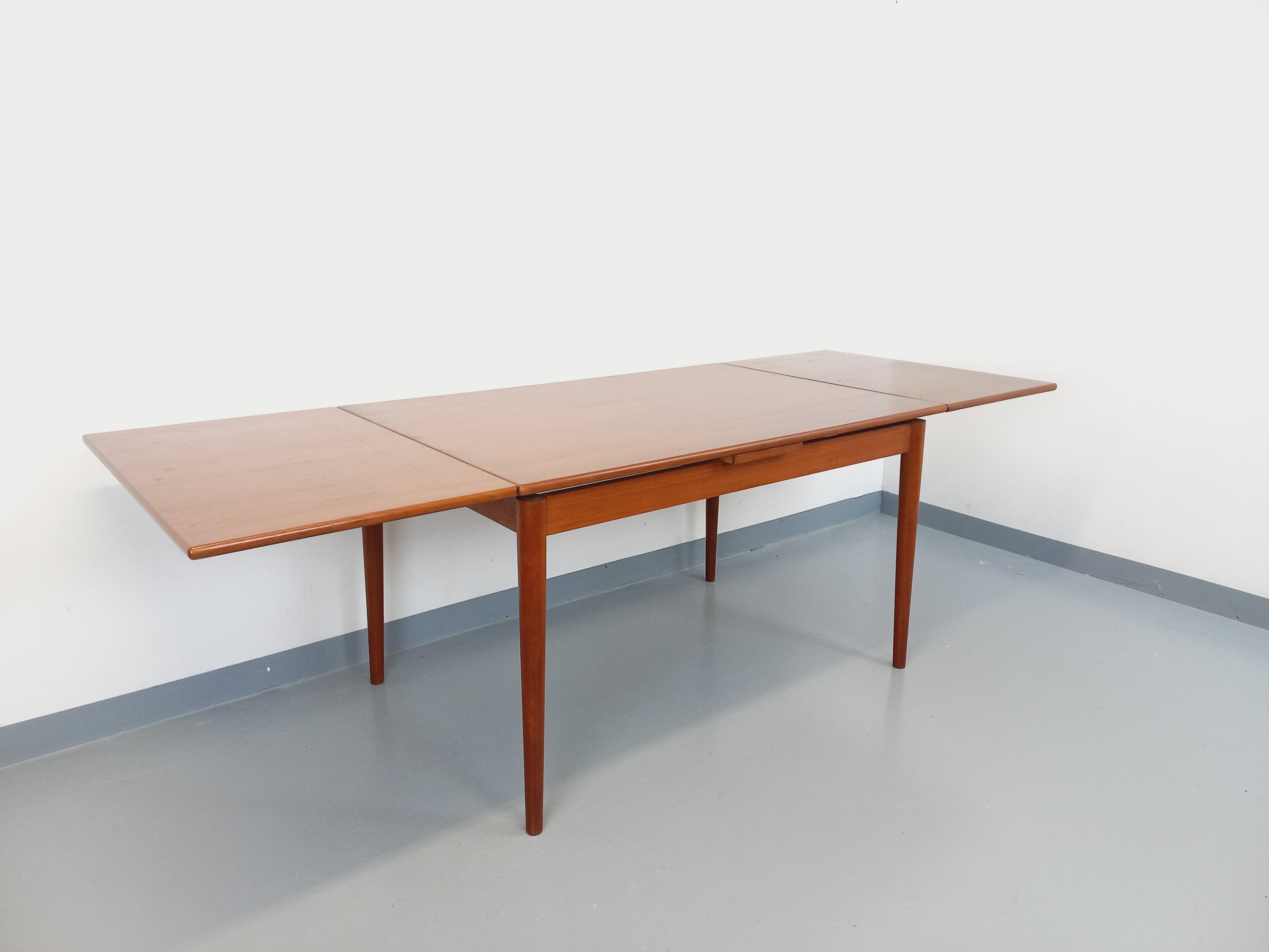 Tavolo da pranzo in stile scandinavo vintage degli anni '50 e '60 in legno e con rallentatori in vendita 7