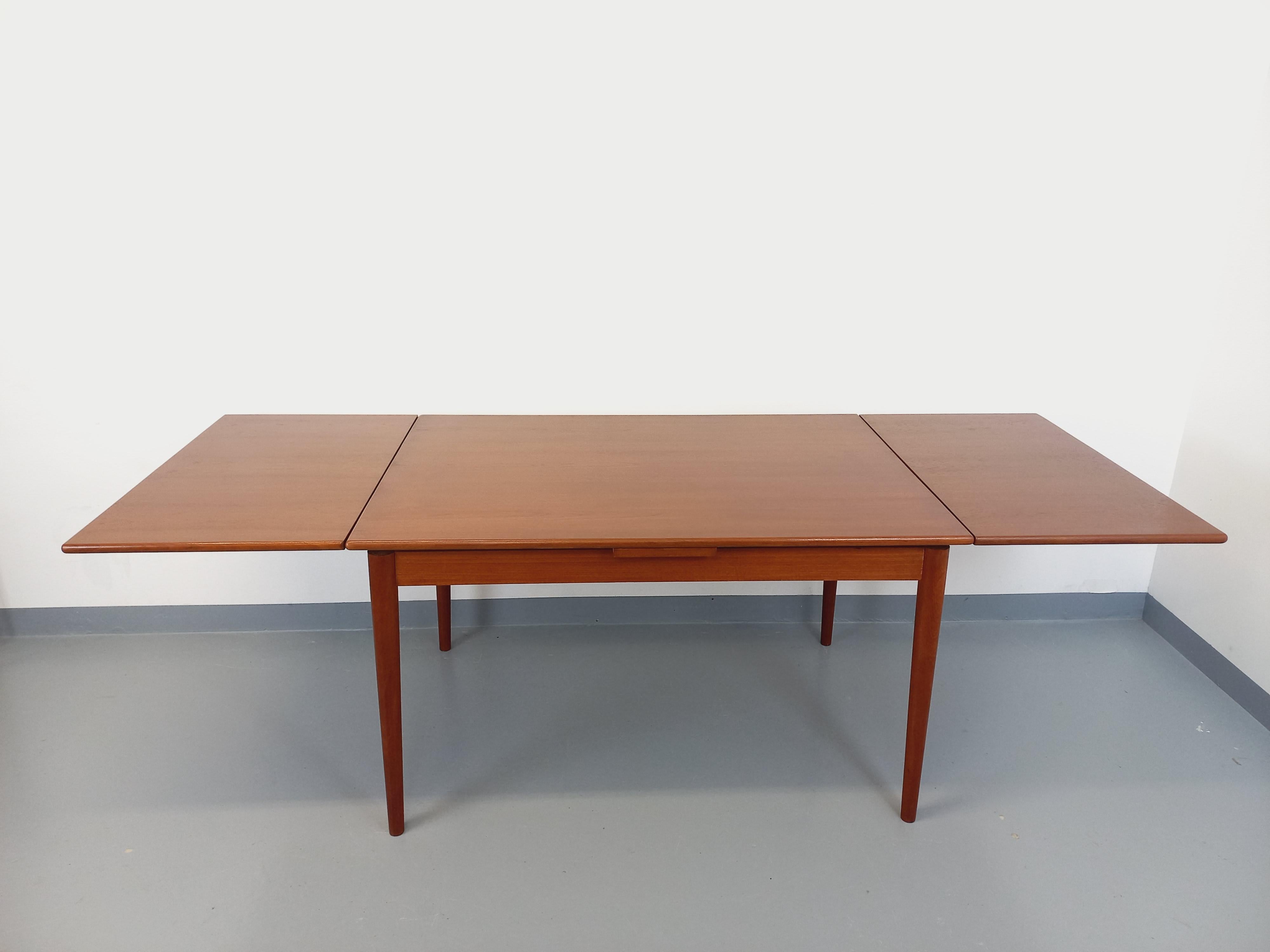 Tavolo da pranzo in stile scandinavo vintage degli anni '50 e '60 in legno e con rallentatori in vendita 8