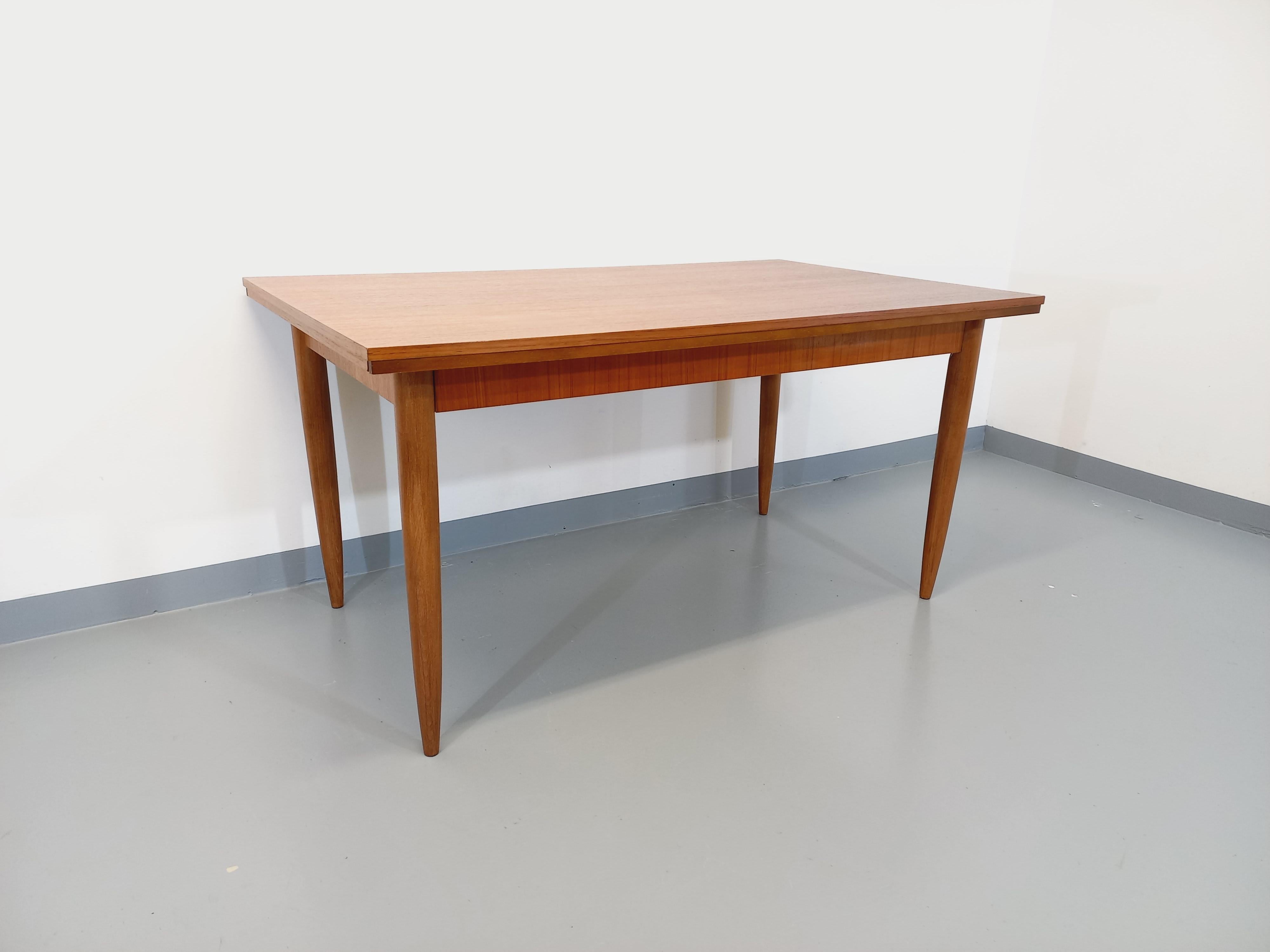 Table à manger style scandinave vintage des années 50 60 en teck avec rallonges en venta 9
