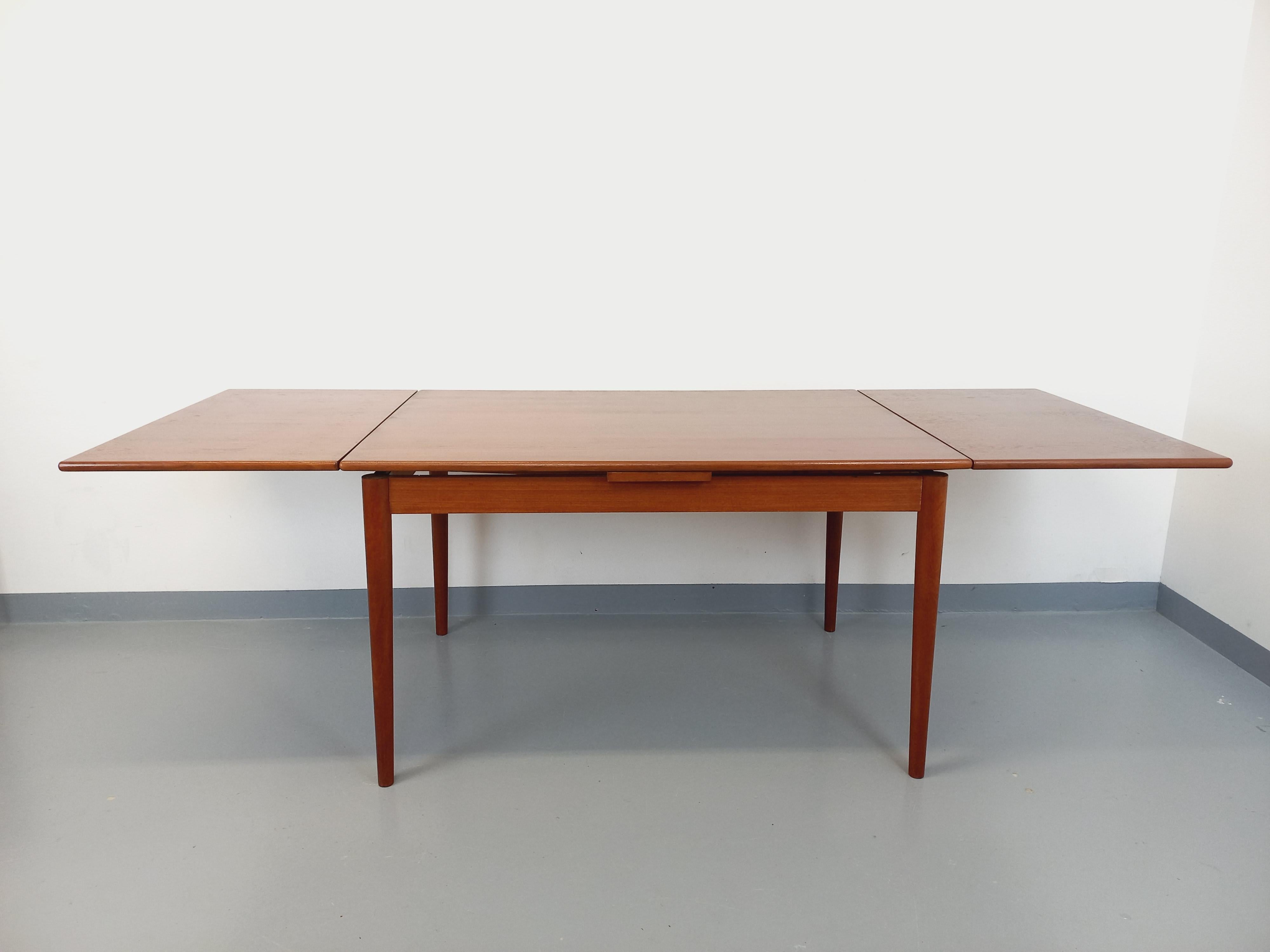 Tavolo da pranzo in stile scandinavo vintage degli anni '50 e '60 in legno e con rallentatori in vendita 9