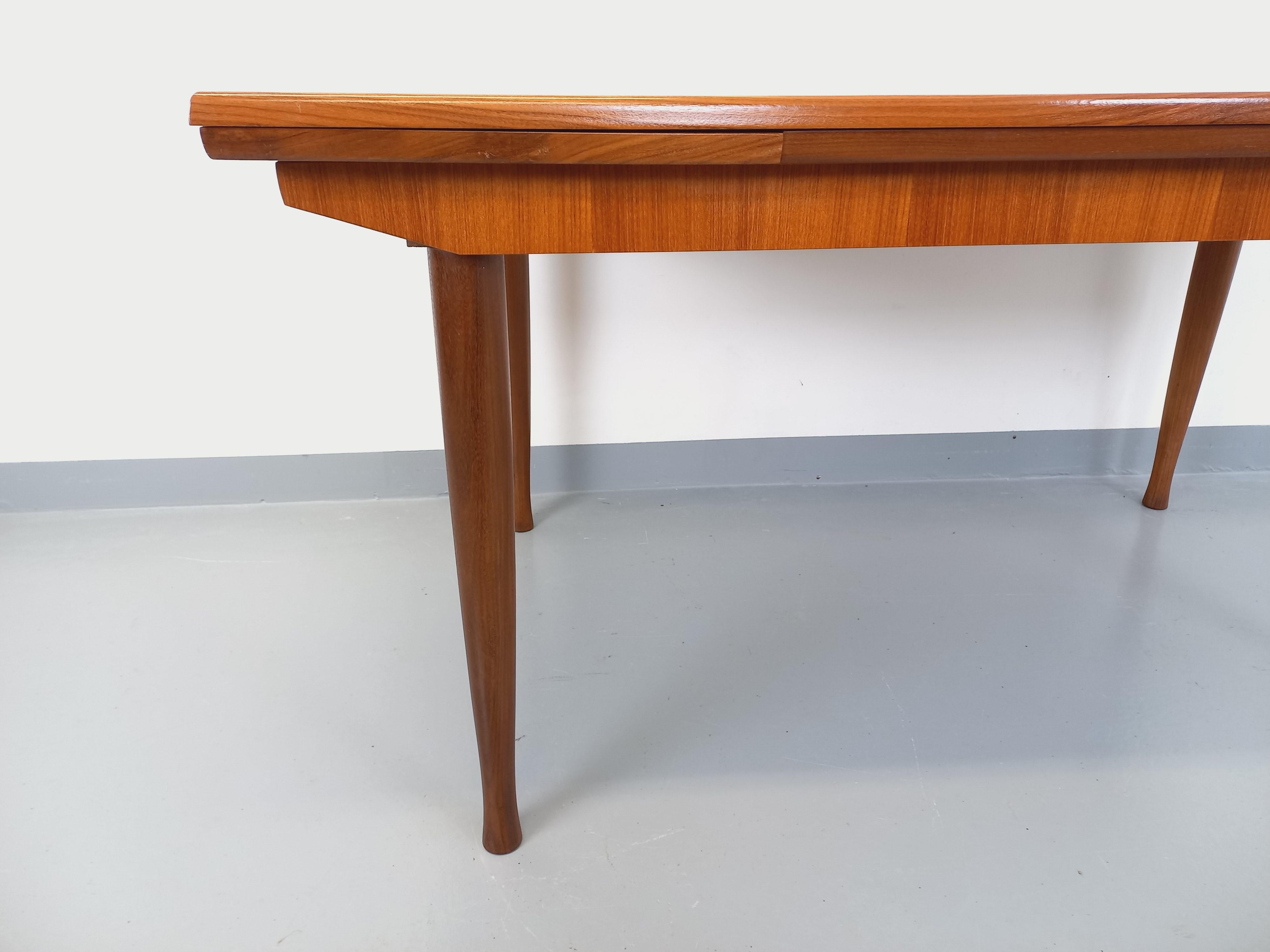 Table à manger style scandinave vintage des années 50 60 en teck avec rallonges en vente 9