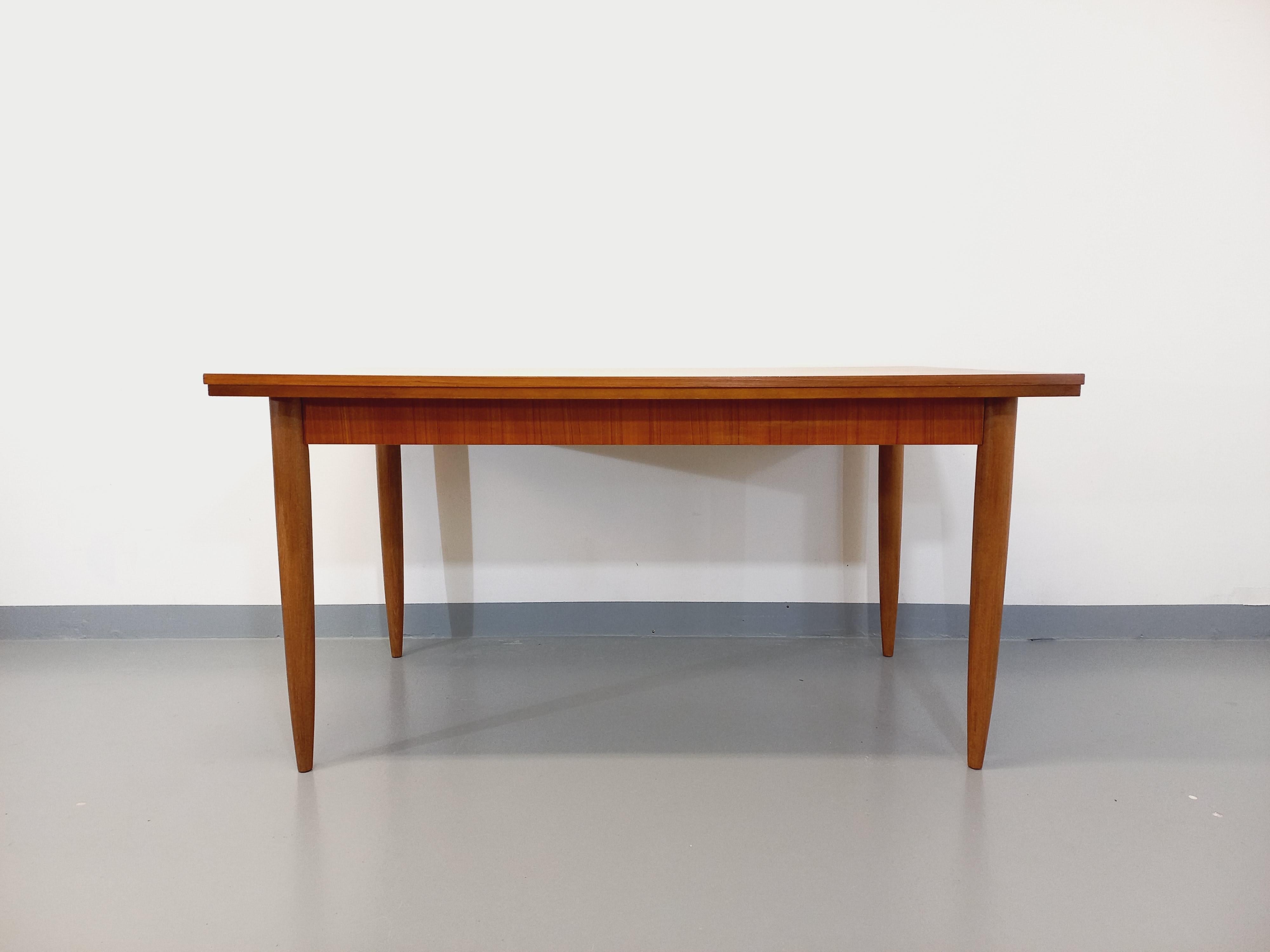 Table à manger style scandinave vintage des années 50 60 en teck avec rallonges en venta 10