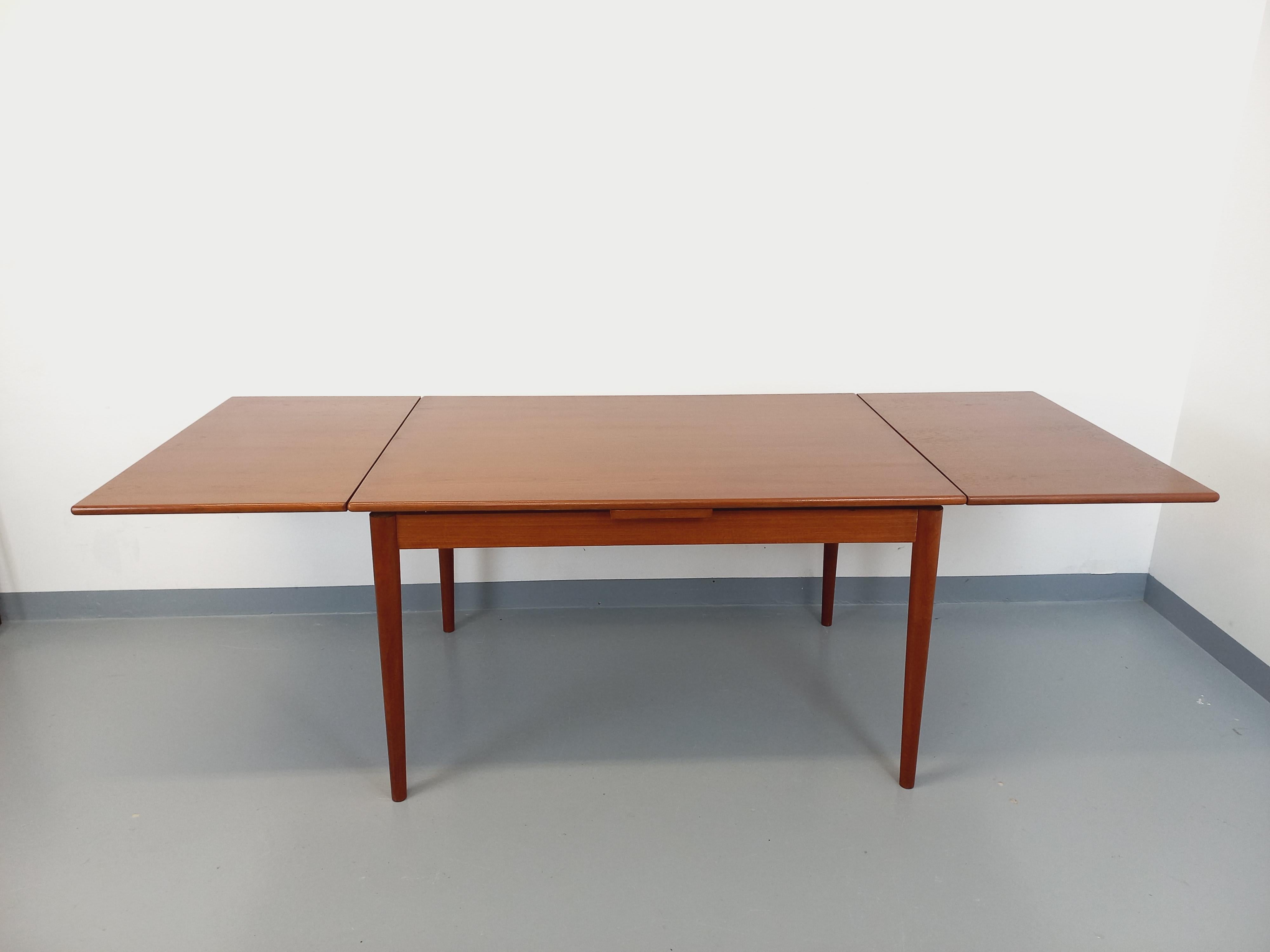 Tavolo da pranzo in stile scandinavo vintage degli anni '50 e '60 in legno e con rallentatori in vendita 10