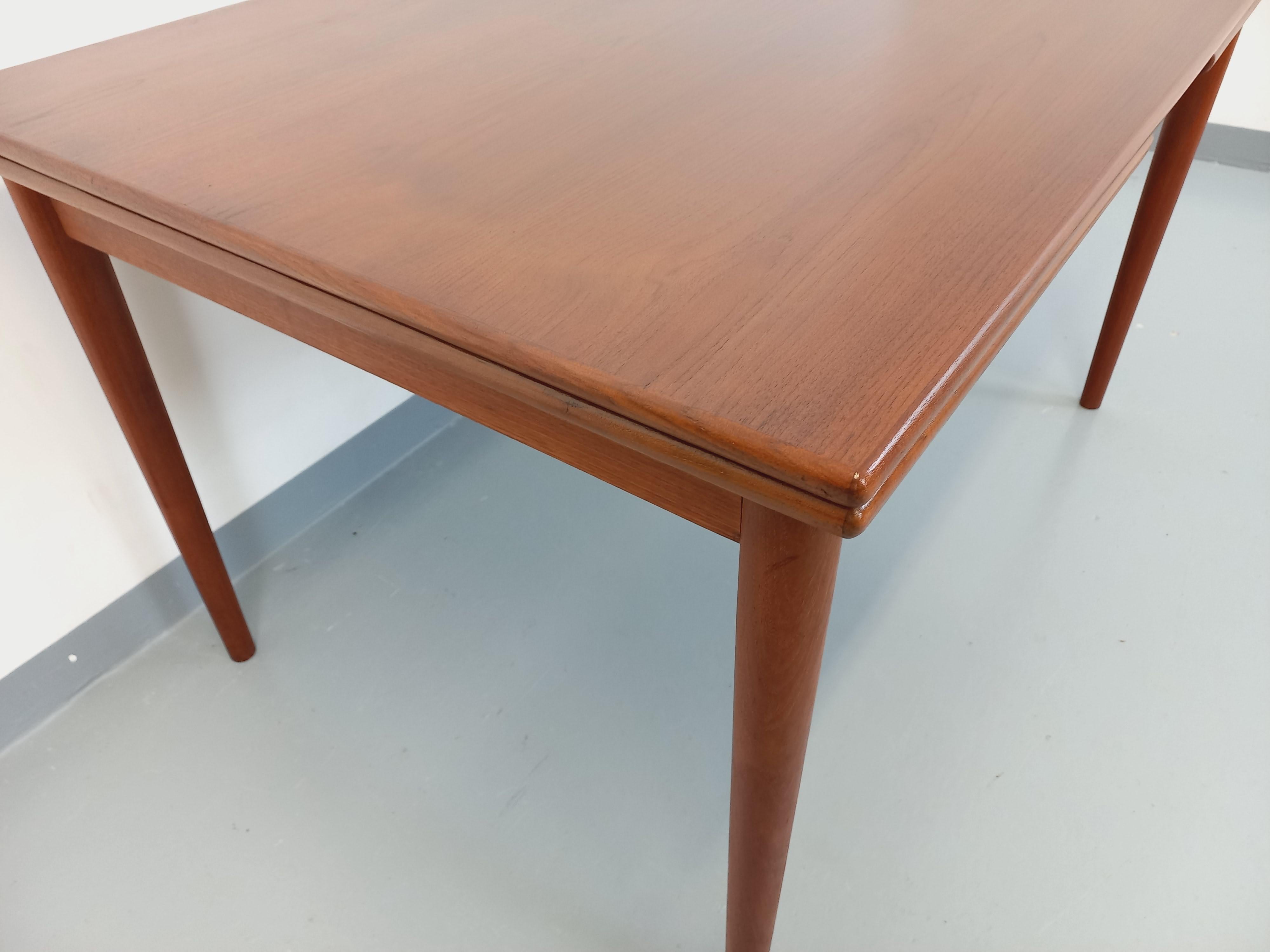 Tavolo da pranzo in stile scandinavo vintage degli anni '50 e '60 in legno e con rallentatori in vendita 11