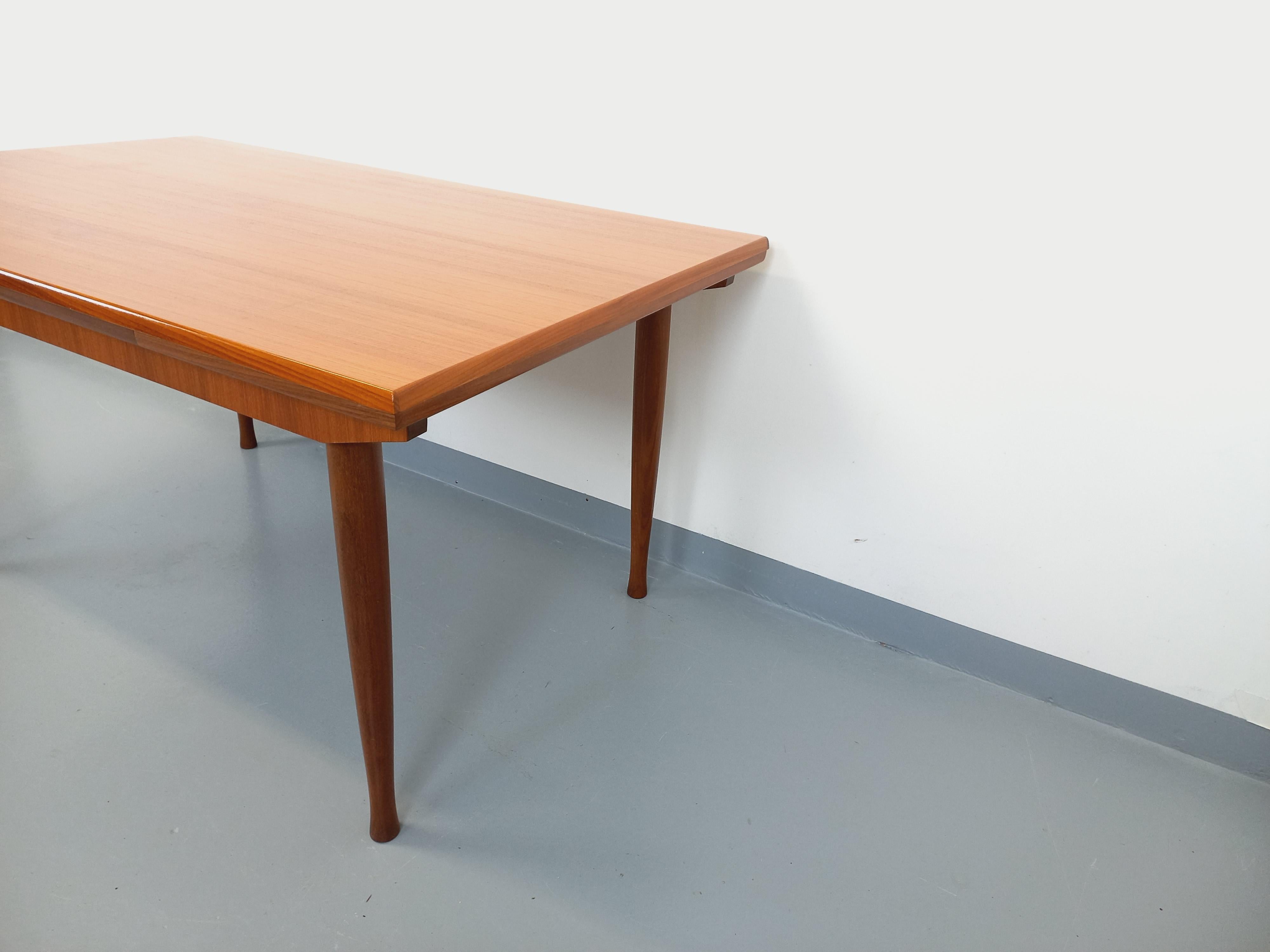Table à manger style scandinave vintage des années 50 60 en teck avec rallonges en vente 11