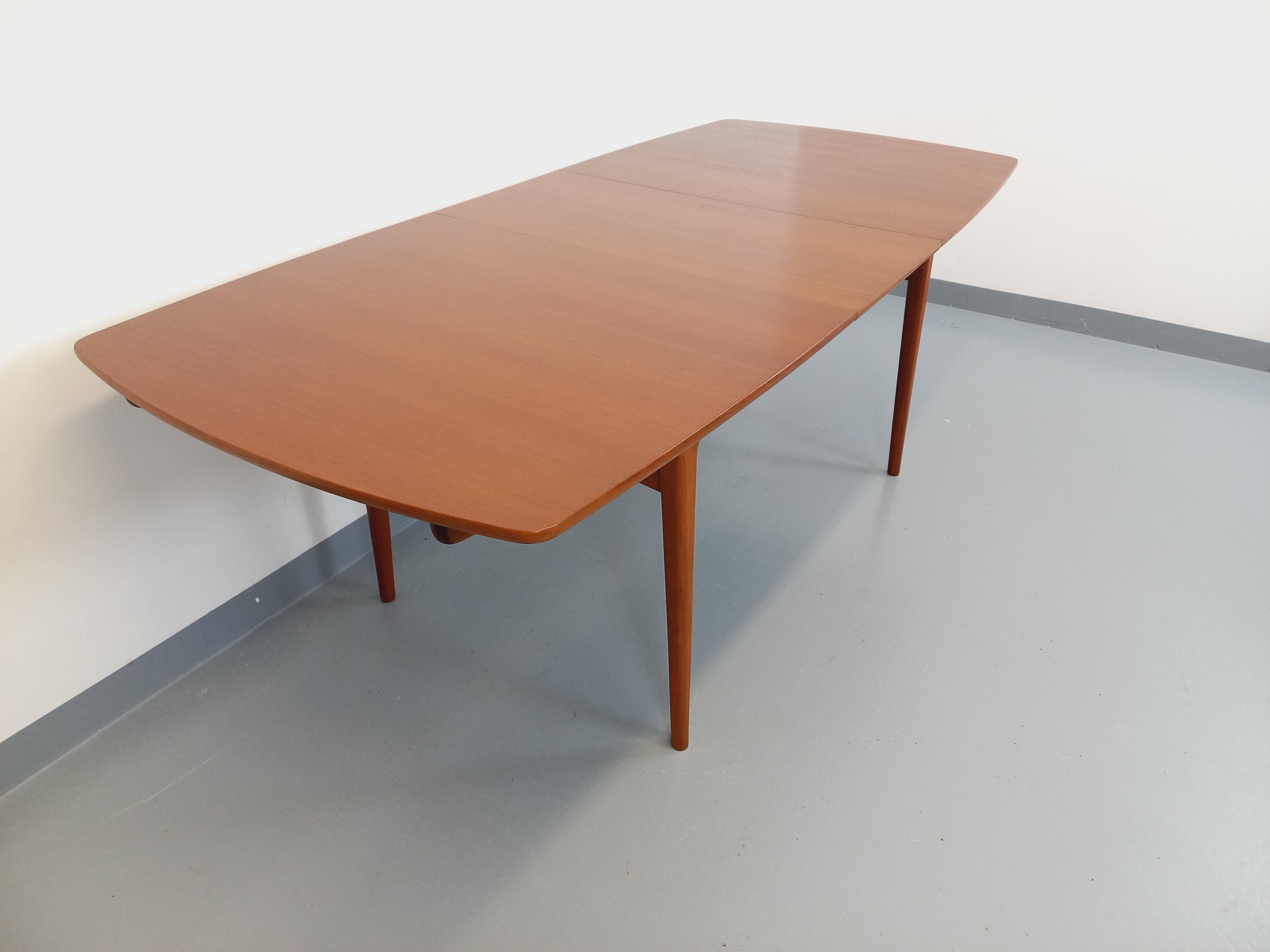 Table à manger style scandinave vintage des années 50 60 en teck avec rallonges 11