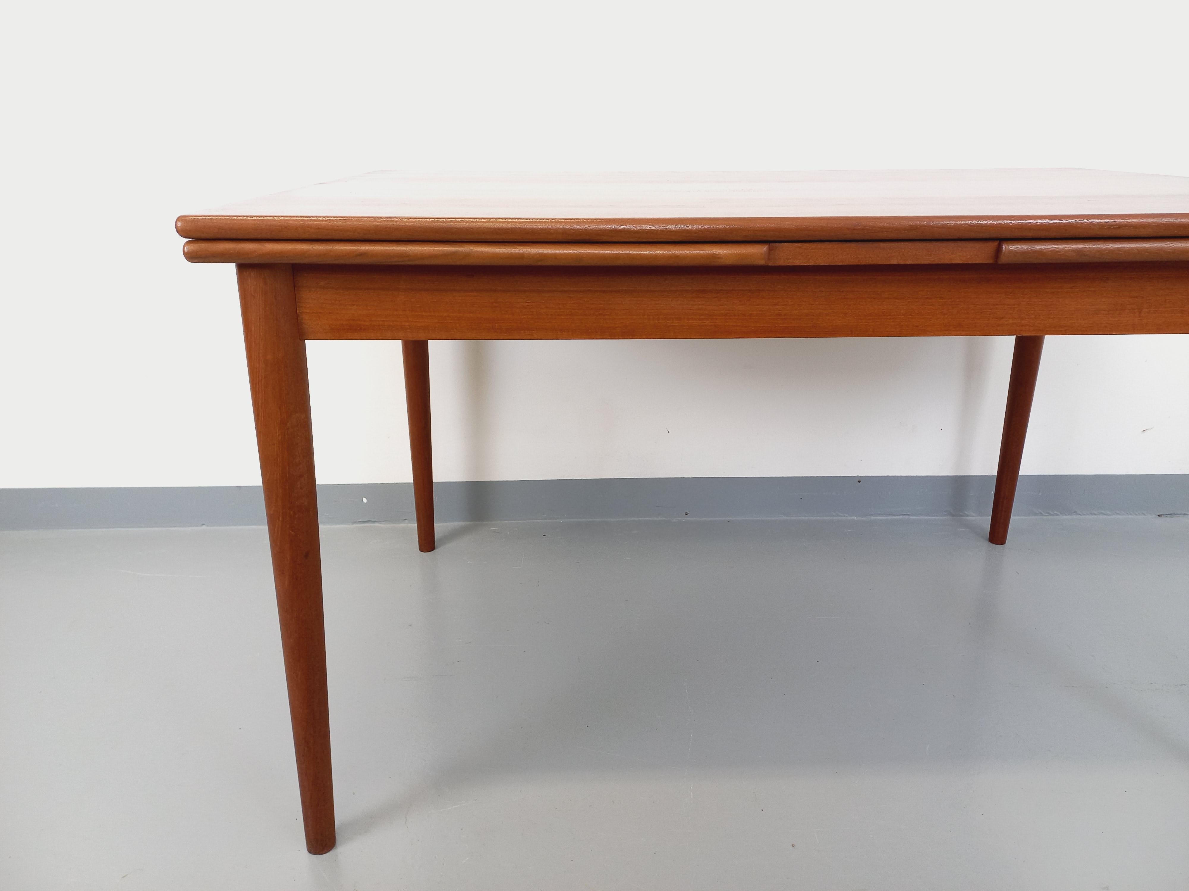 Tavolo da pranzo in stile scandinavo vintage degli anni '50 e '60 in legno e con rallentatori in vendita 12