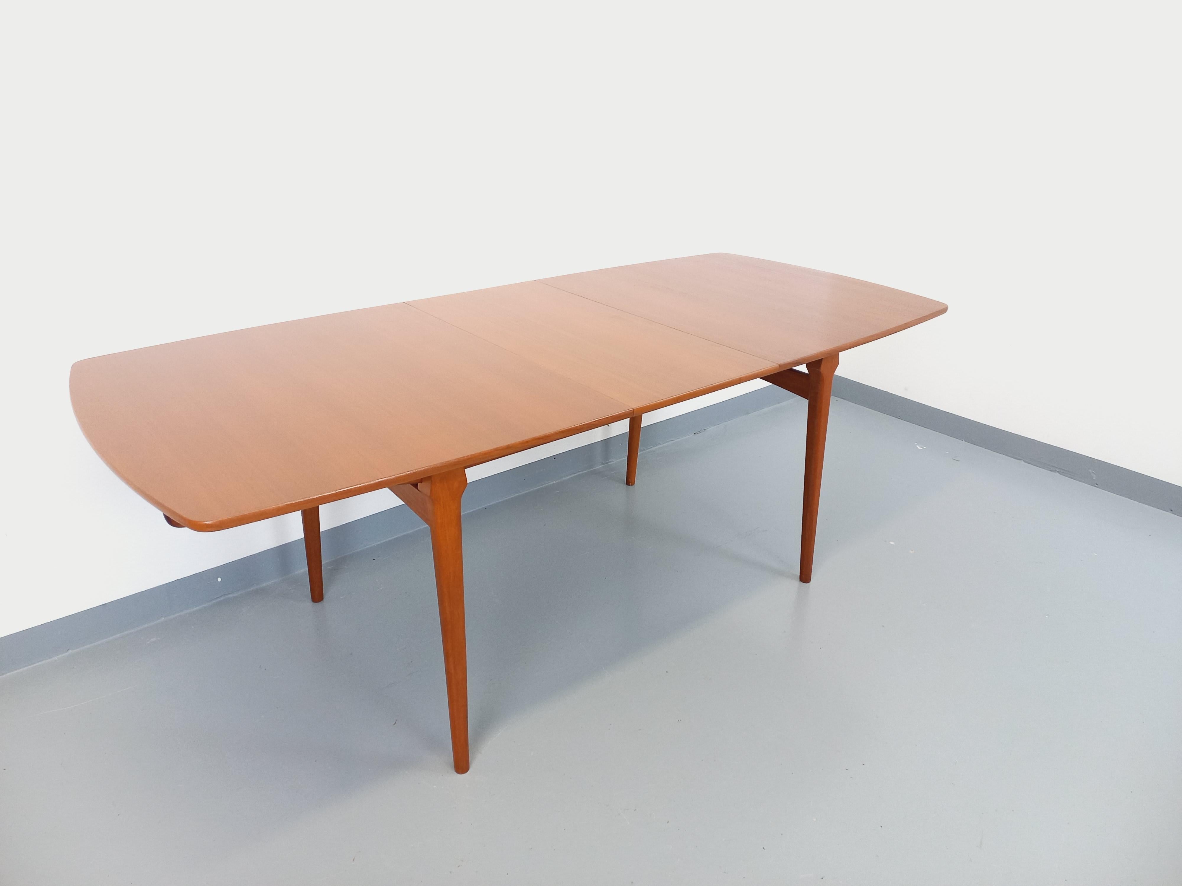 Table à manger style scandinave vintage des années 50 60 en teck avec rallonges 12