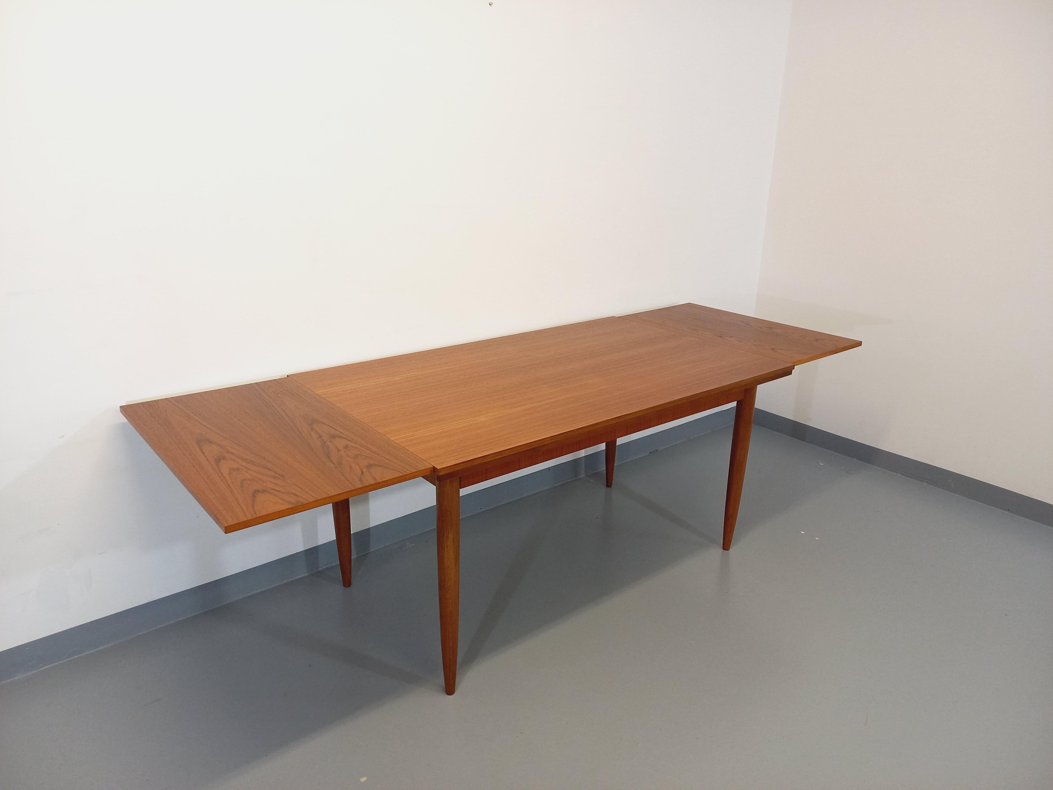 Table à manger rectangulaire vintage des années 50 60, en teck, plateau rectangle aux bords droits, avec deux rallonges intégrées aux extrémités, pieds compas, très bon état général, aucune marque sur le plateau.
Ref 230 528
Hauteur : 76 cm
Tamaño :