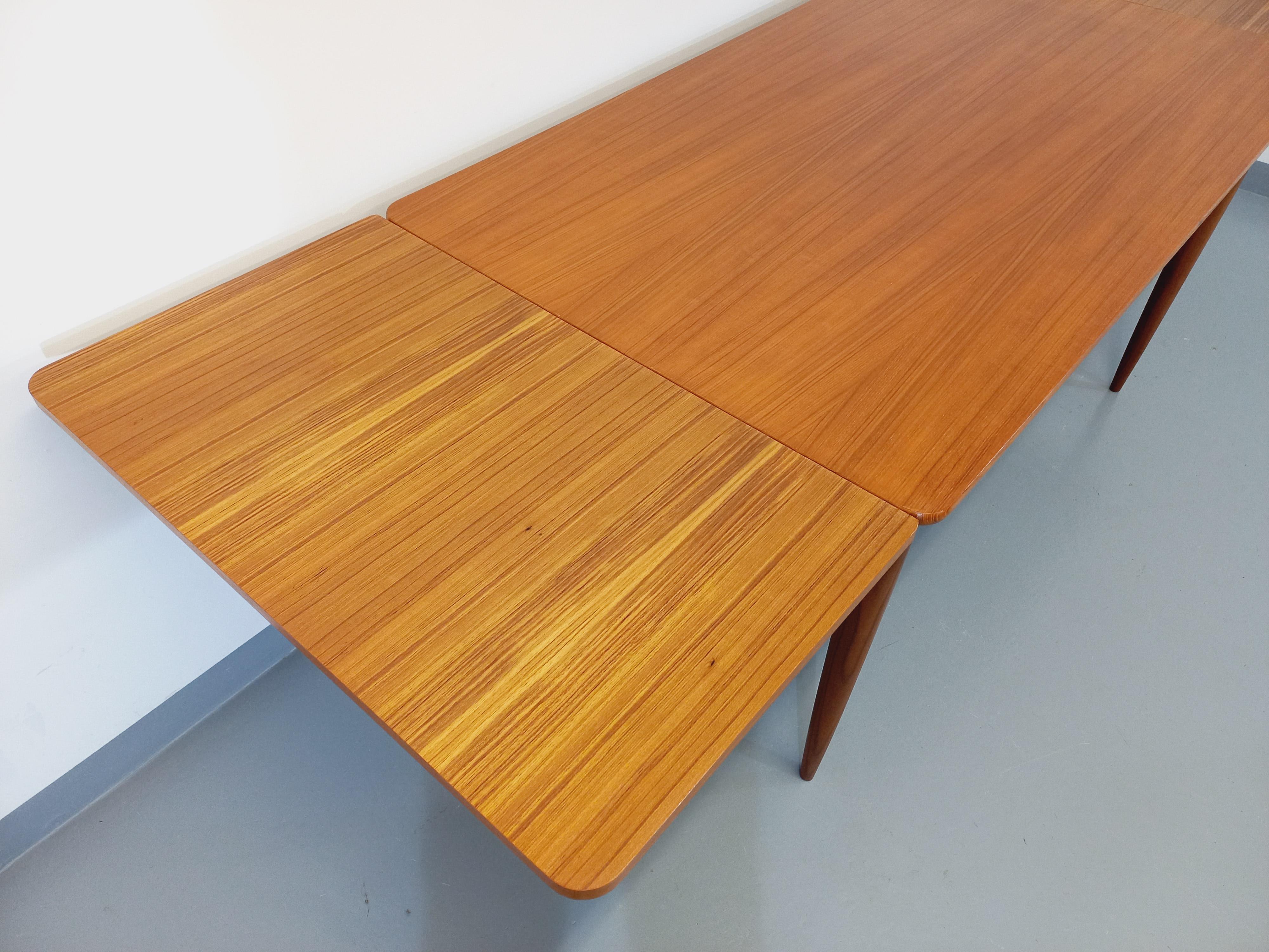 Table à manger rectangulaire vintage des années 50 60, en teck, plateau rectangle aux bords arrondis, avec deux rallonges intégrées aux extrémités, pieds compas, très bon état général avec quelques signes du temps qui passe.
Réf. 230 511
Hauteur :