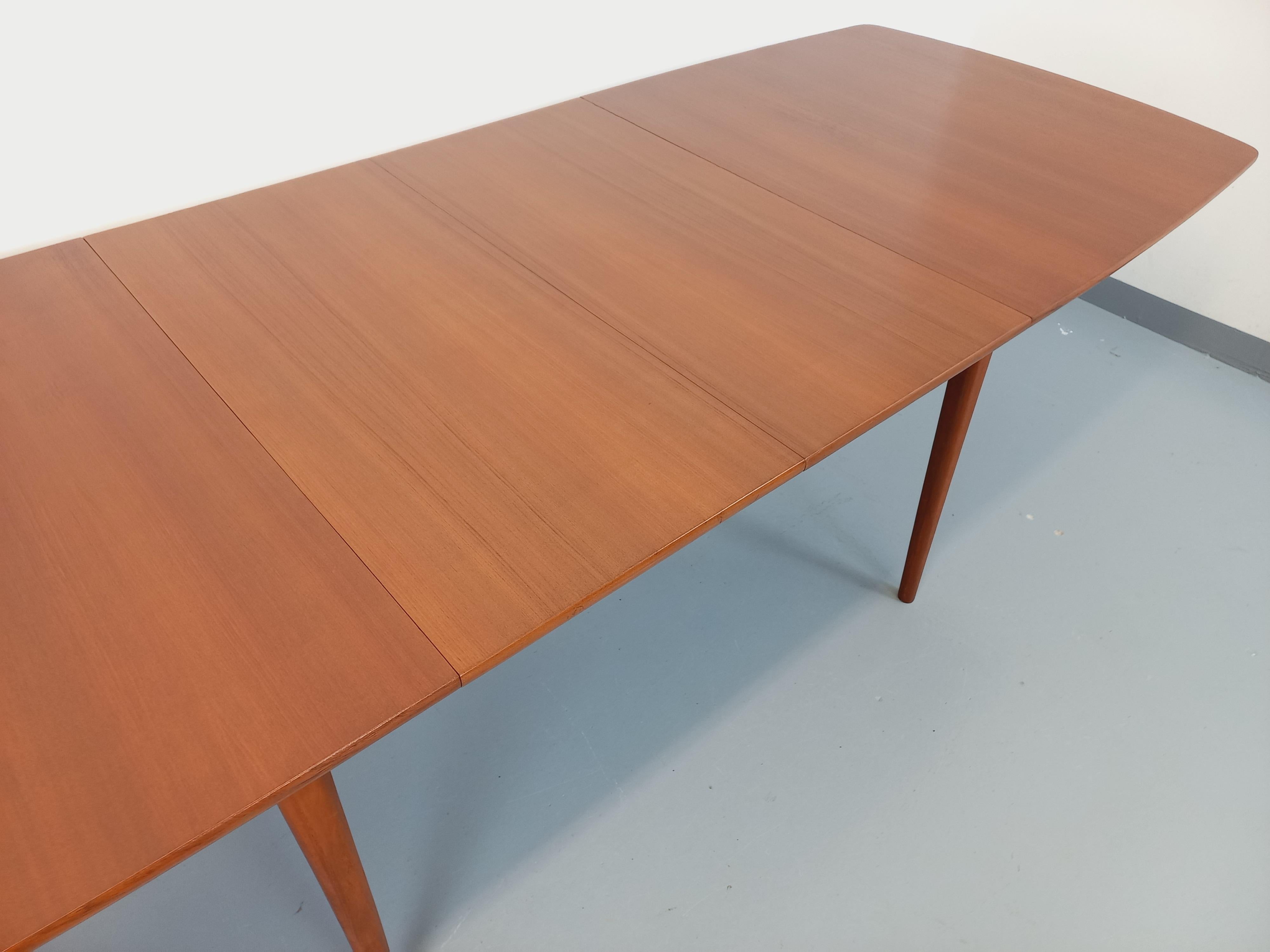 Très belle table à manger rectangulaire vintage de style scandinave des années 50 60, en teck, attribuée à William Watting pour Fristho Franeker aux Pays-Bas, plateau rectangle arrondi, 2 barres latérales, lignes fines et épurées, beau travail des