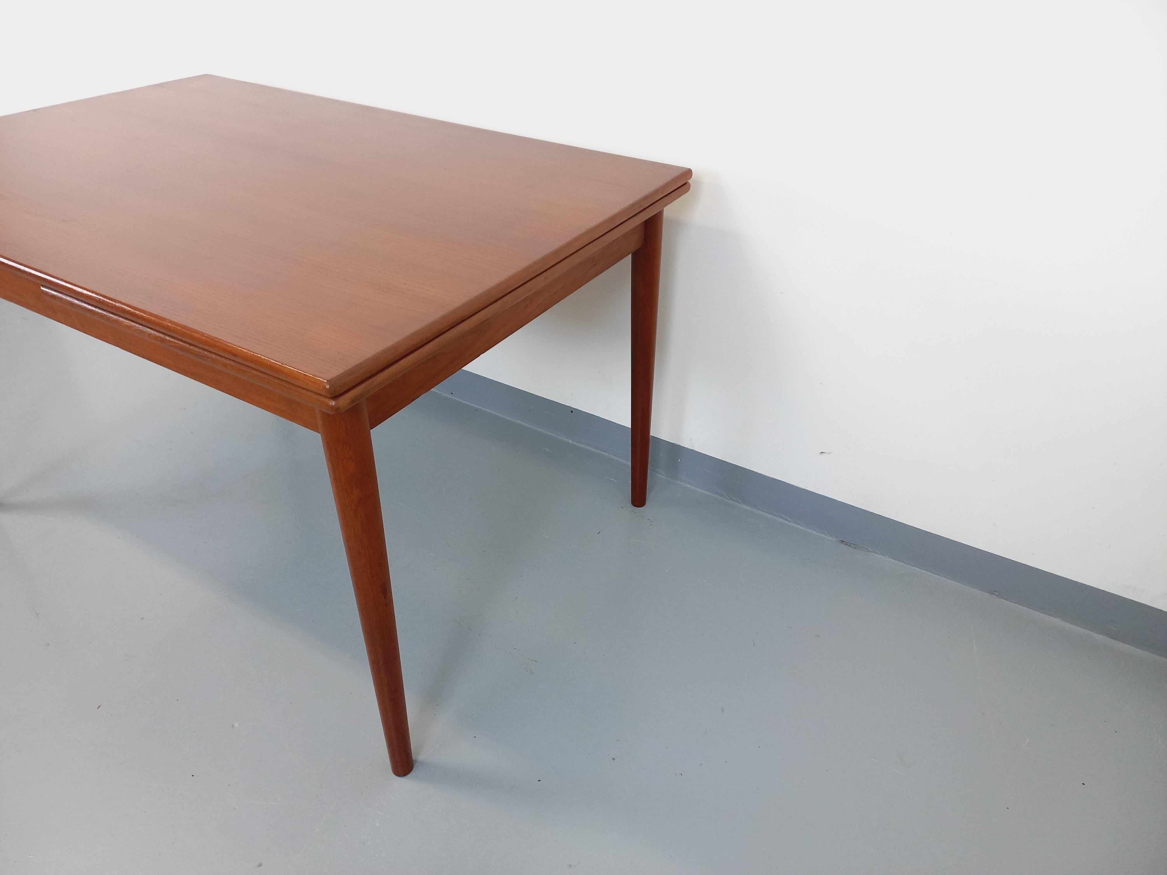 Tavolo da pranzo in stile scandinavo vintage degli anni '50 e '60 in legno e con rallentatori in vendita 13