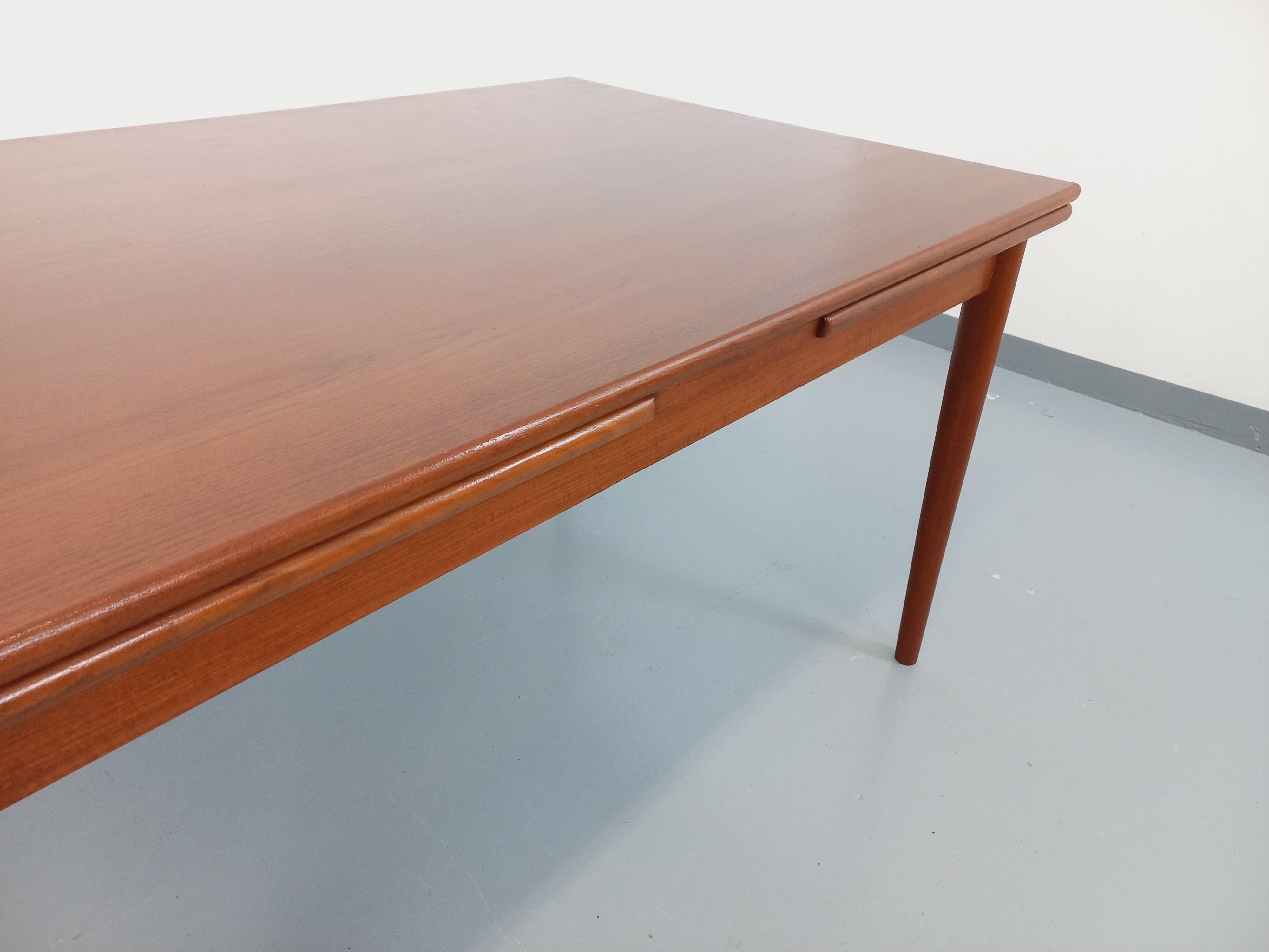 Scandinavo Tavolo da pranzo in stile scandinavo vintage degli anni '50 e '60 in legno e con rallentatori in vendita
