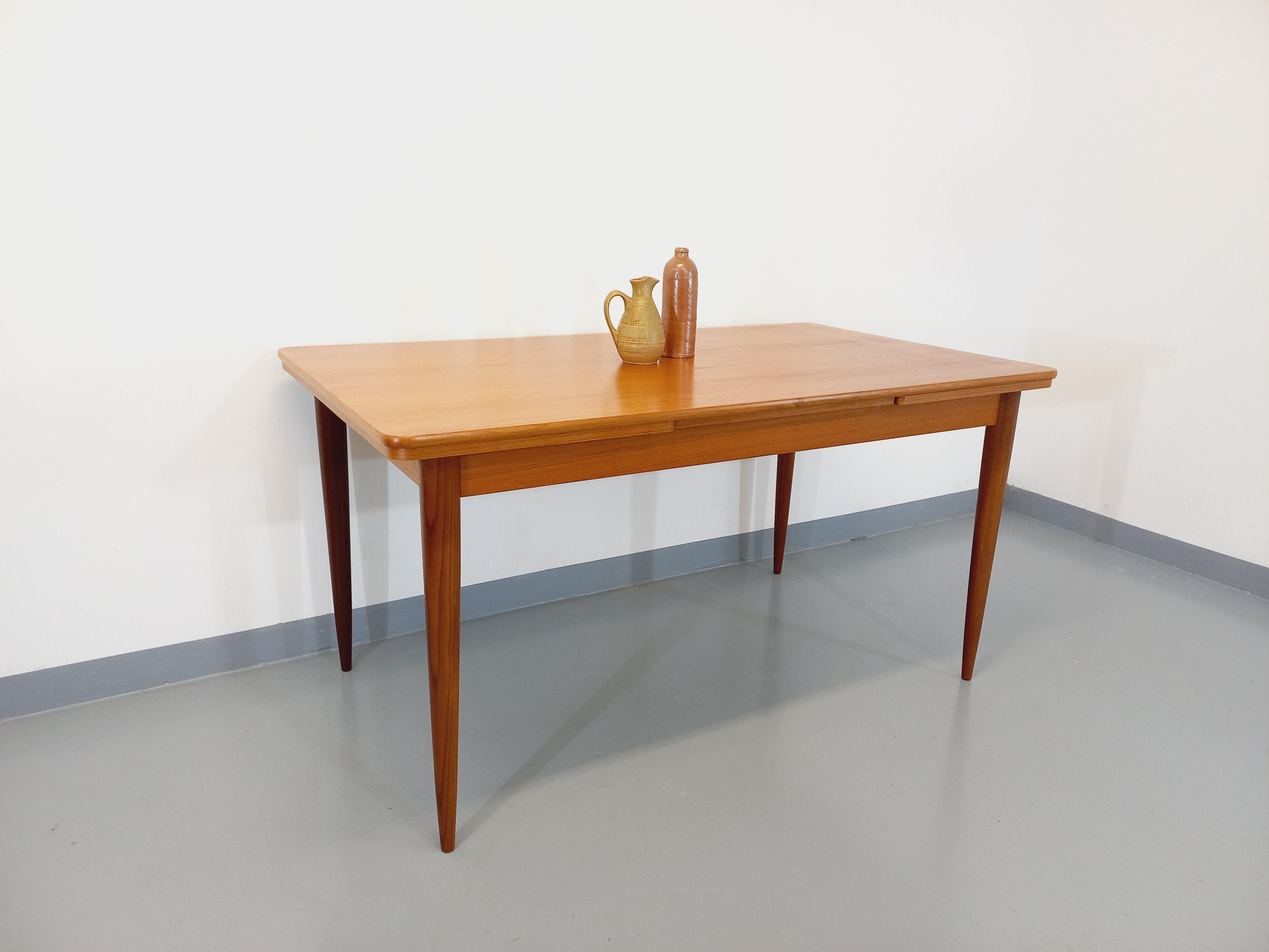 Table à manger style scandinave vintage des années 50 60 en teck avec rallonges Bon état à BESANÇON, FR