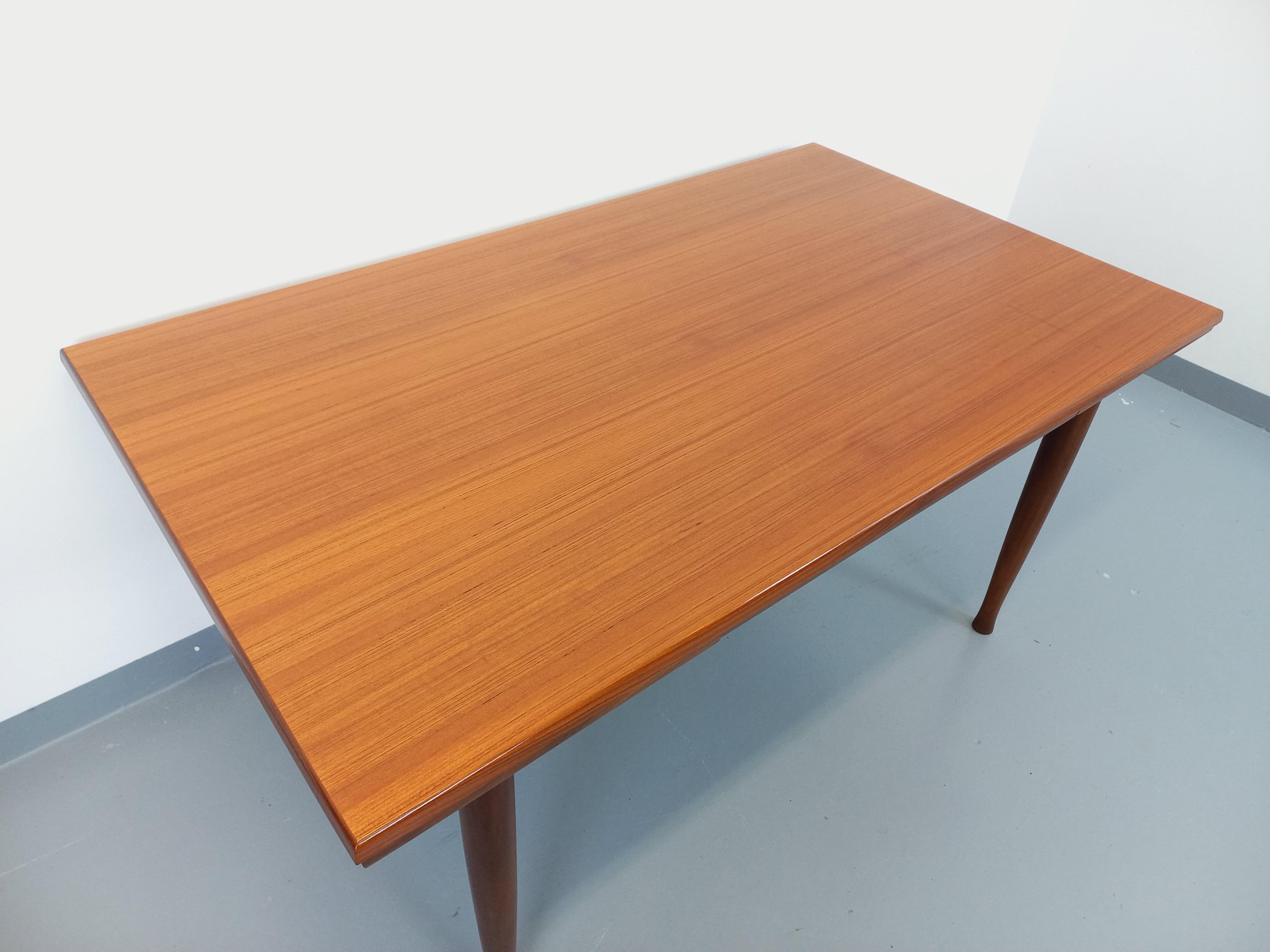 Table à manger style scandinave vintage des années 50 60 en teck avec rallonges Bon état - En vente à BESANÇON, FR
